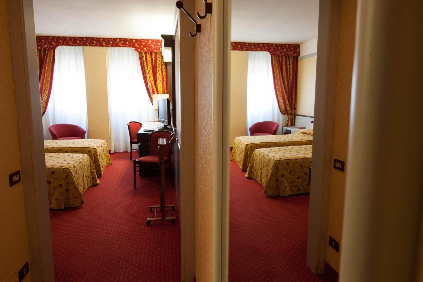 Hotel Maxim - Photo 4