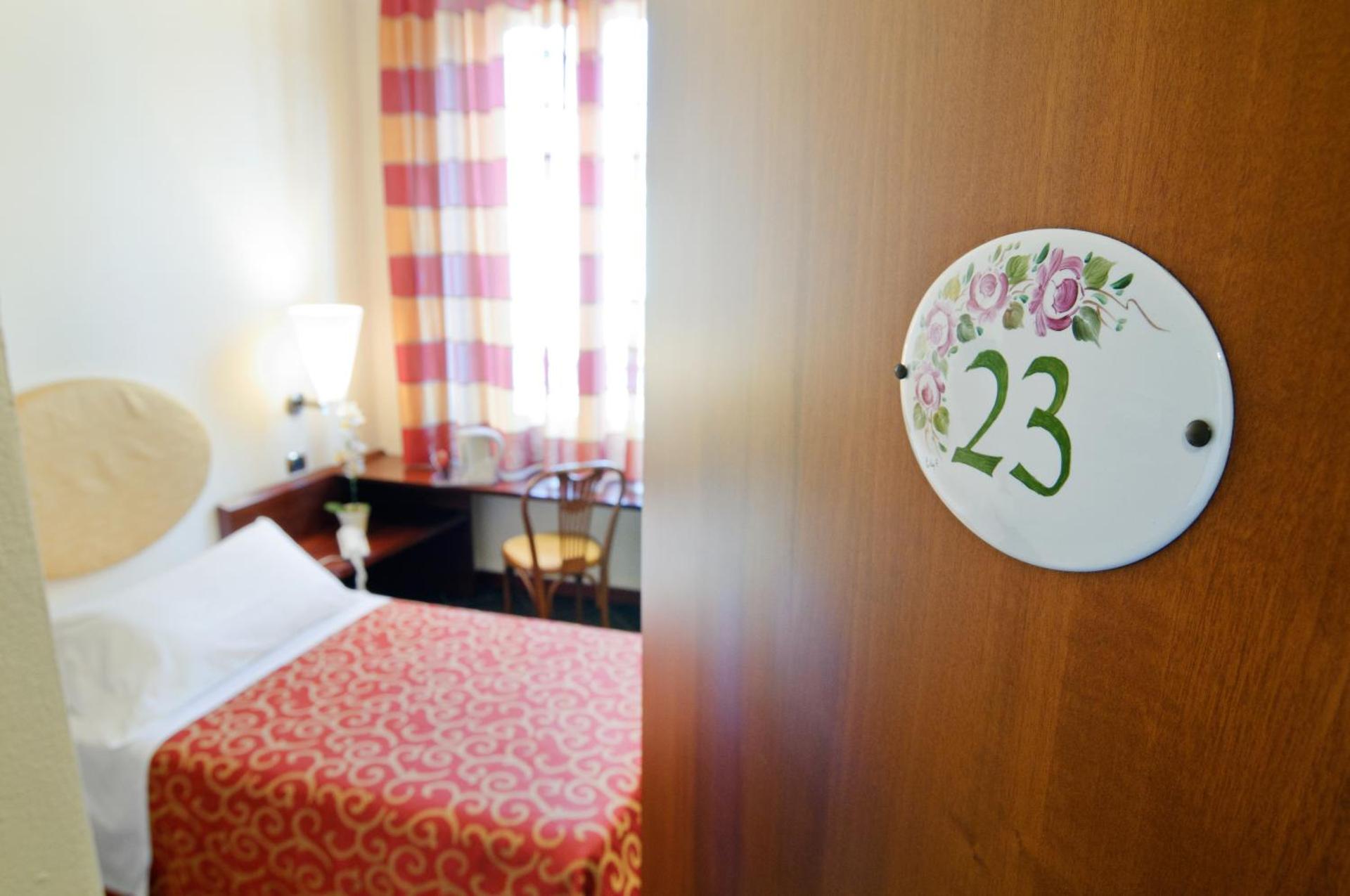 Single Room - Photo 3