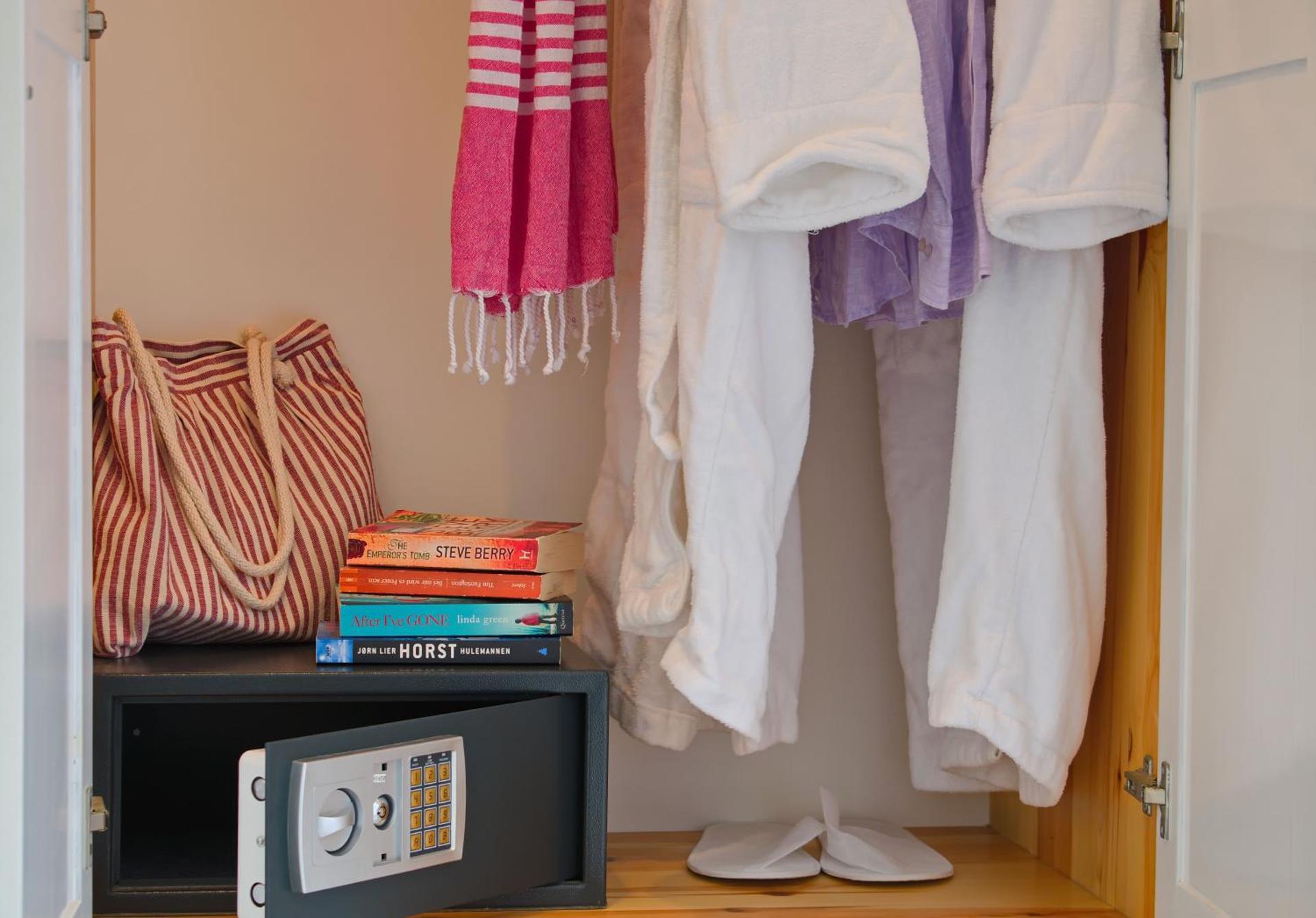 Camara Hotel - Photo 8