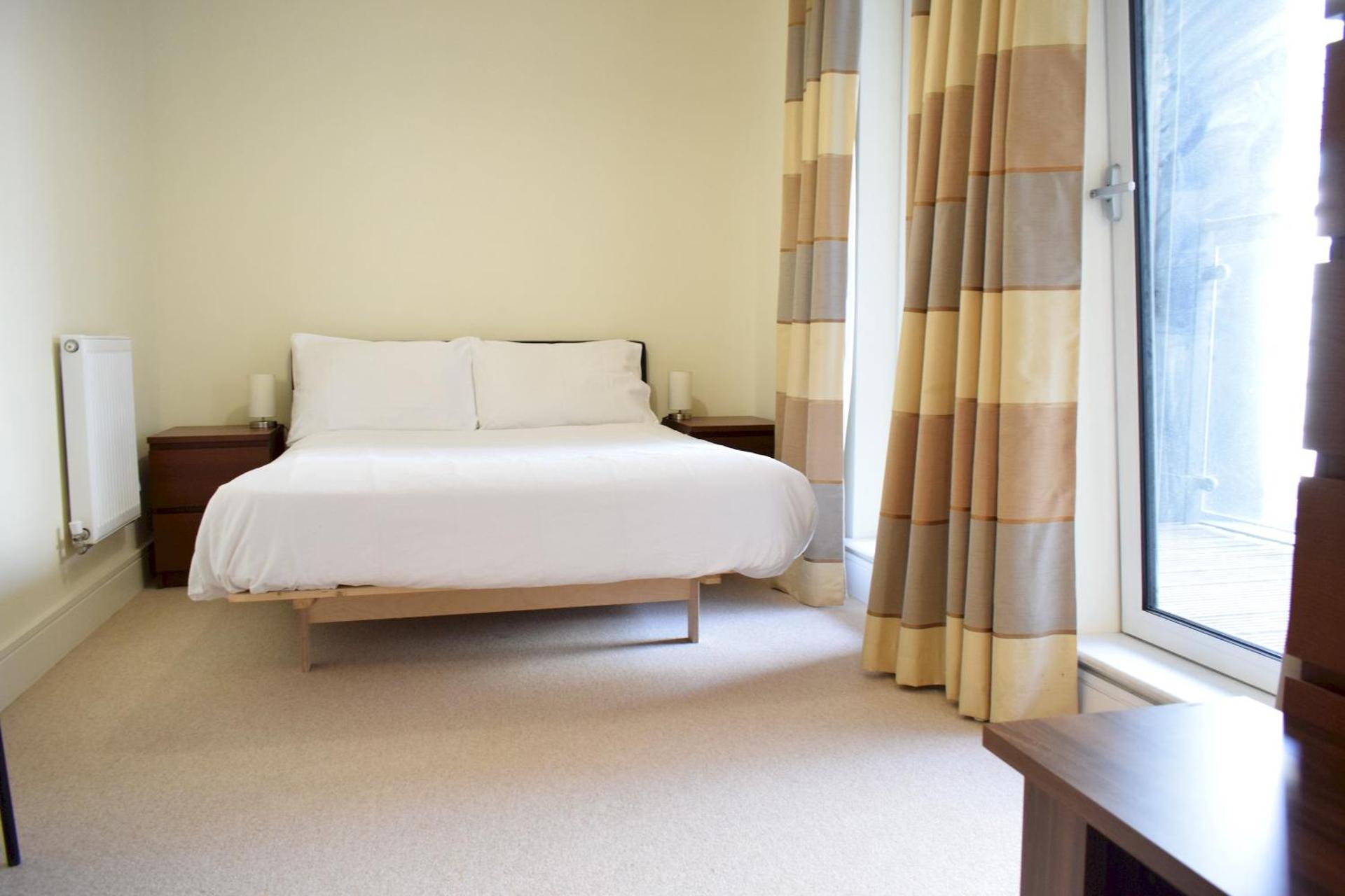 1 Bedroom Apartment in Canary Wharf with Balcony - Photo 3