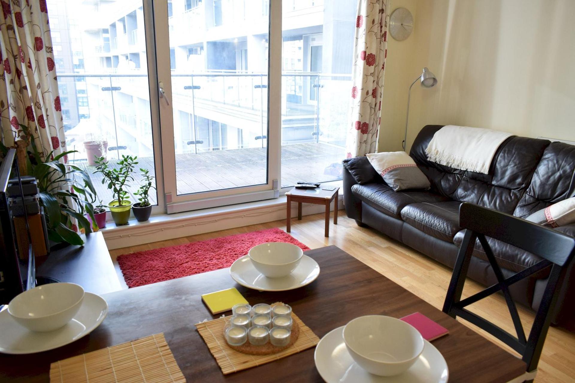 1 Bedroom Apartment in Canary Wharf with Balcony - Photo 8