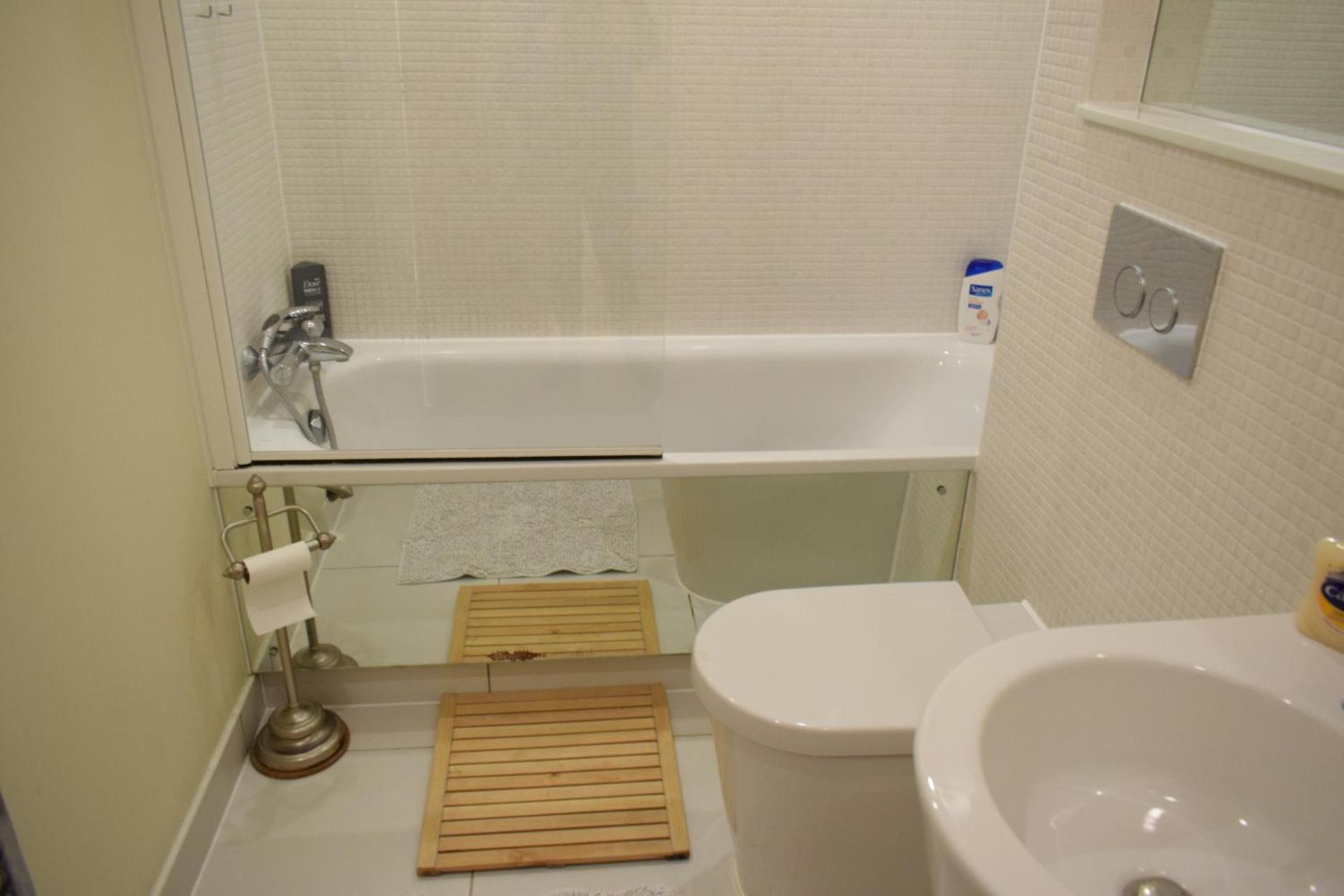 1 Bedroom Apartment in Canary Wharf with Balcony - Photo 4