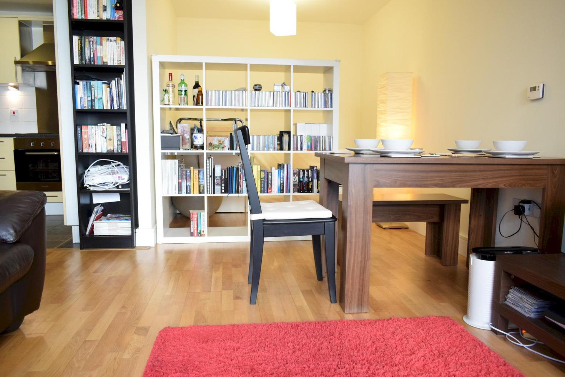 1 Bedroom Apartment in Canary Wharf with Balcony - Photo 9