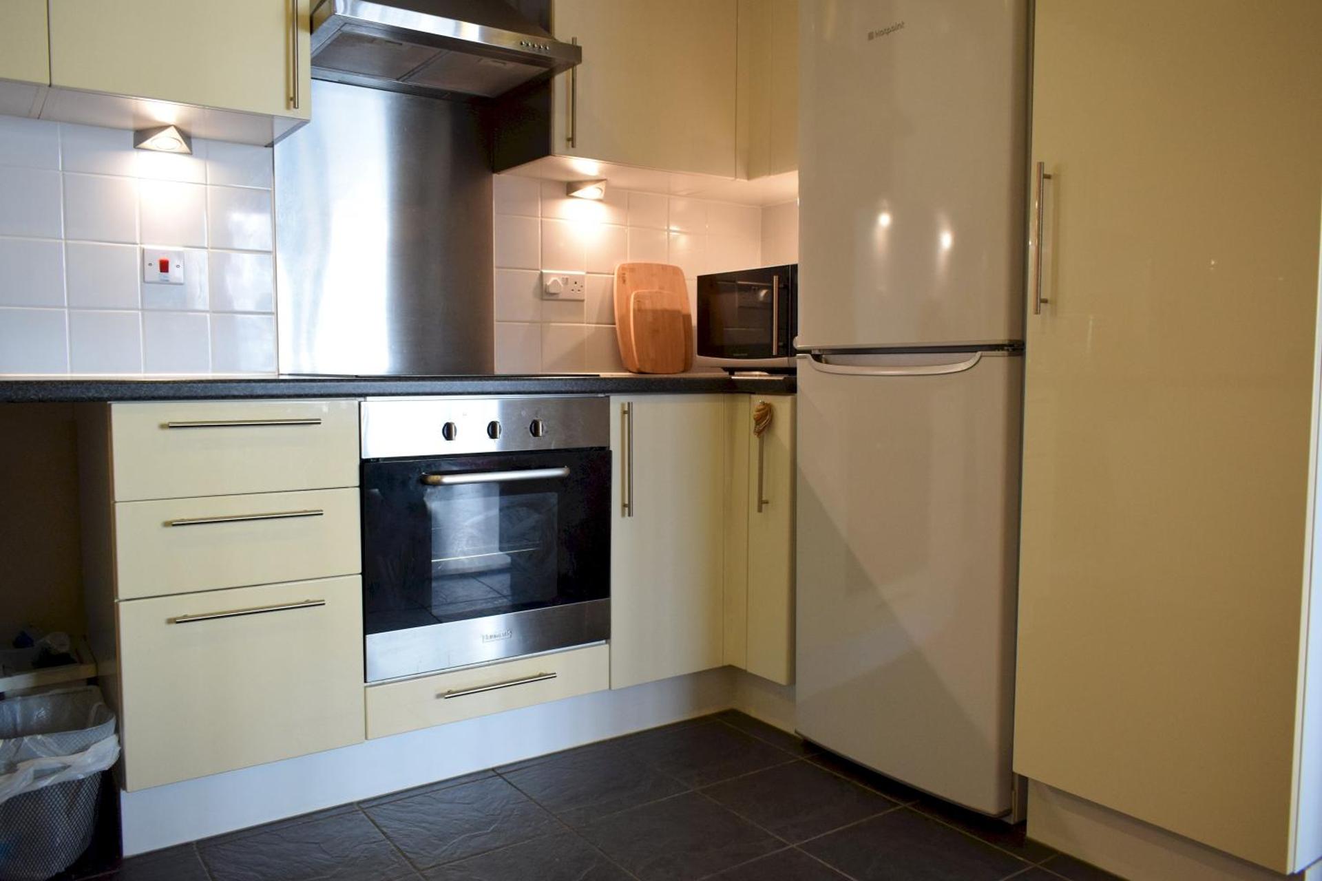 1 Bedroom Apartment in Canary Wharf with Balcony - Photo 10