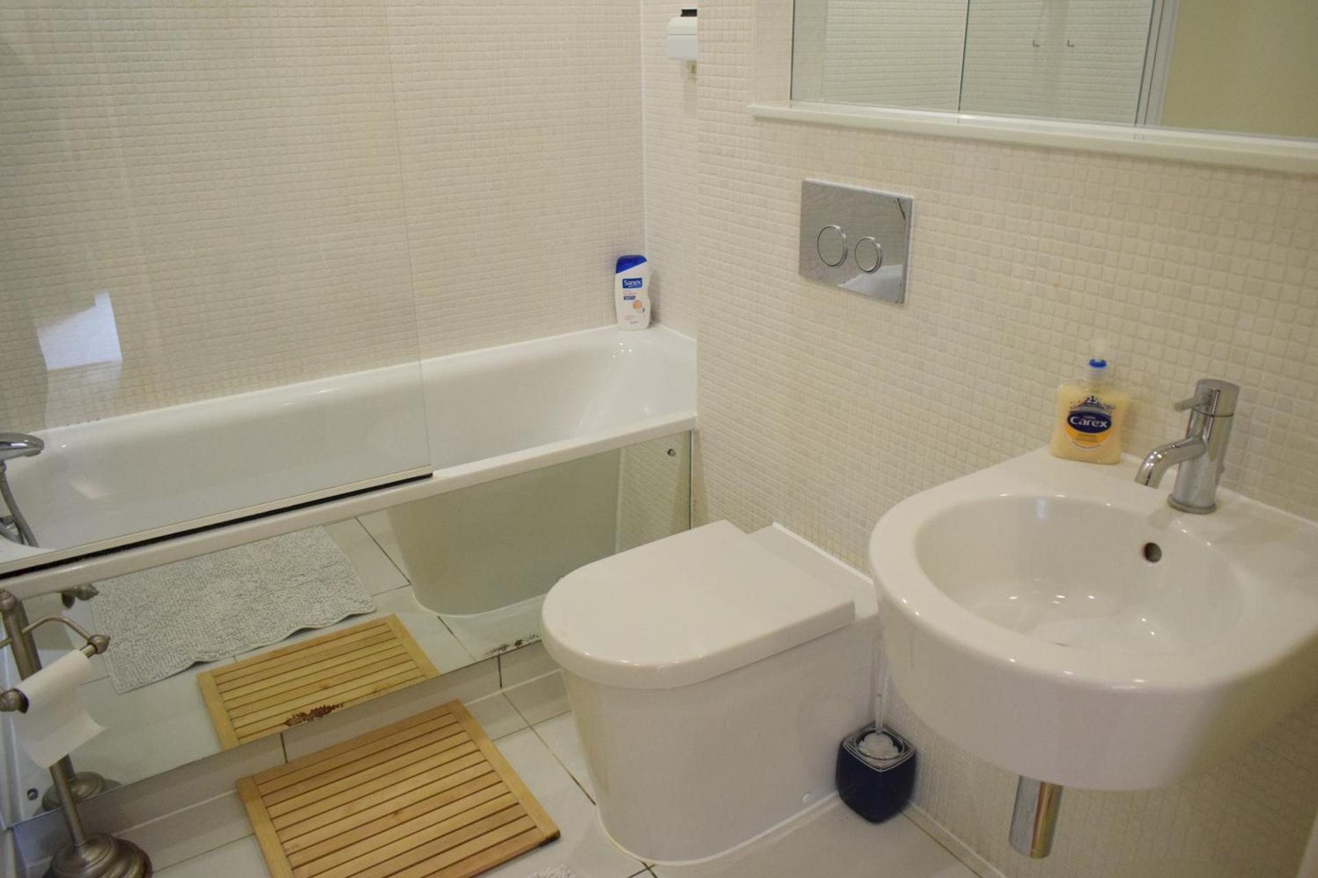 1 Bedroom Apartment in Canary Wharf with Balcony - Photo 12