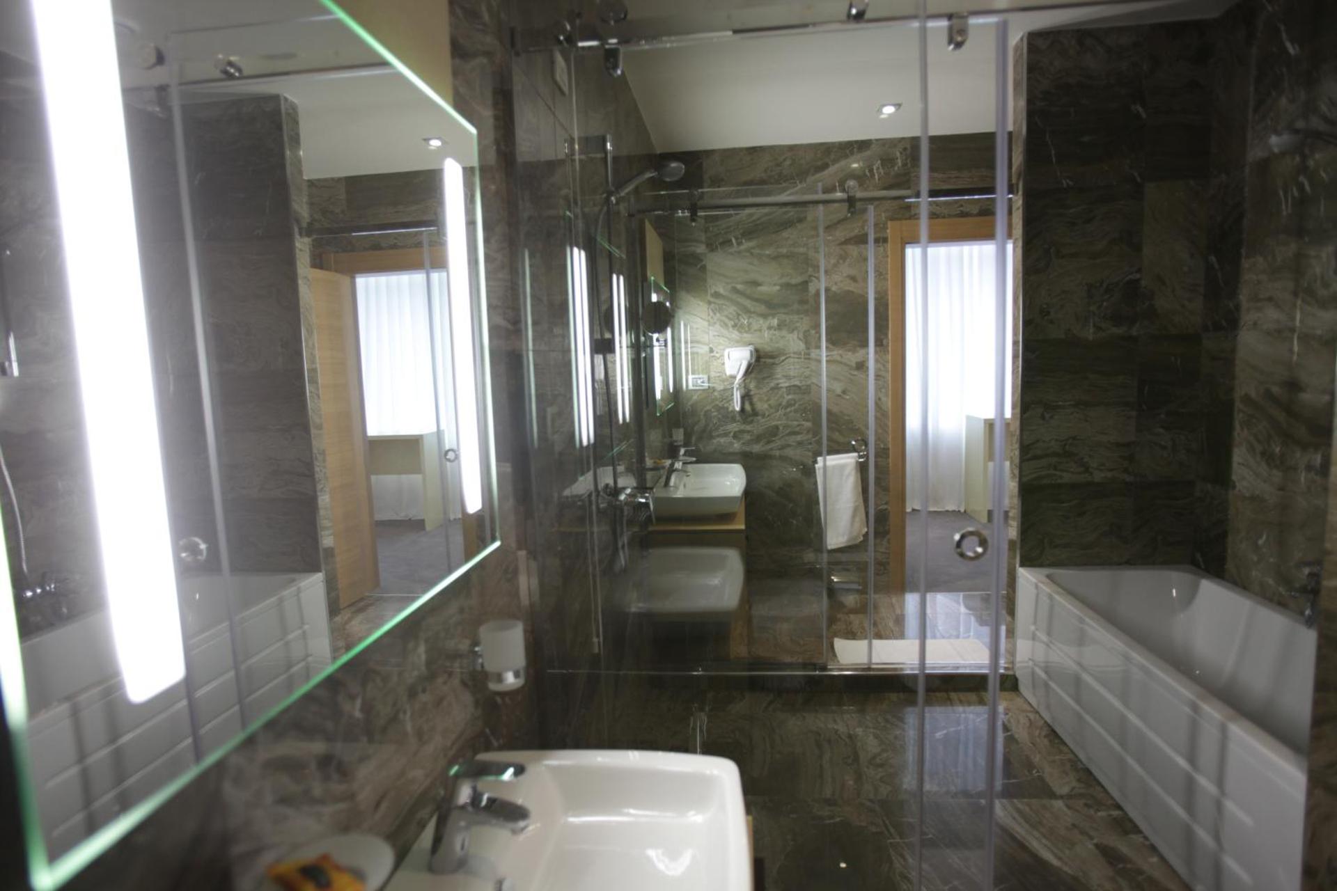 Best Western Premier Ark Hotel - Photo 22