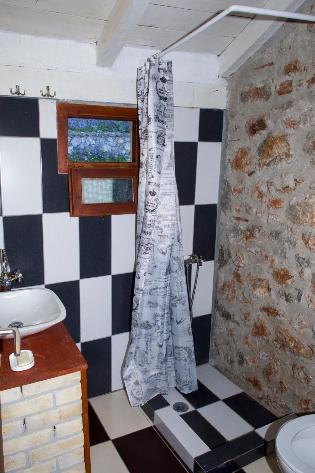 Stone house on the rock - Photo 17