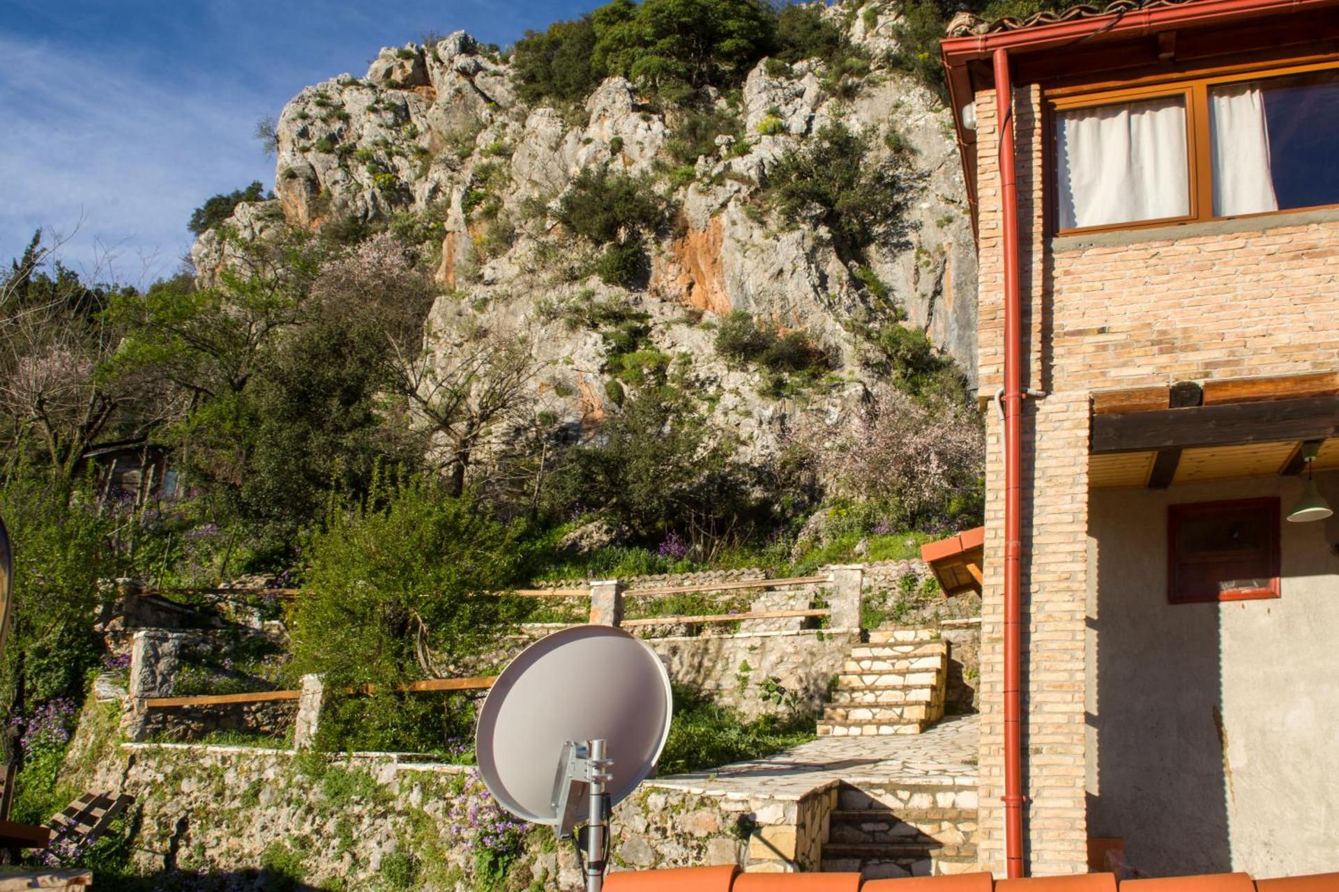 Stone house on the rock - Photo 25