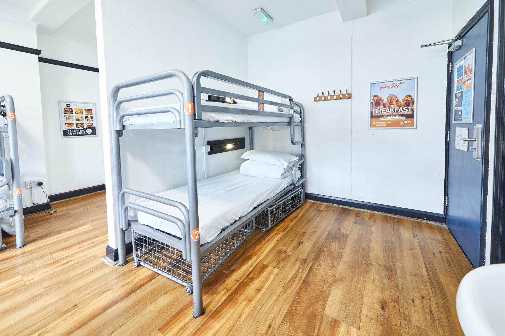 Bed in 6-Bed Mixed Dormitory Room with Shared Bathroom