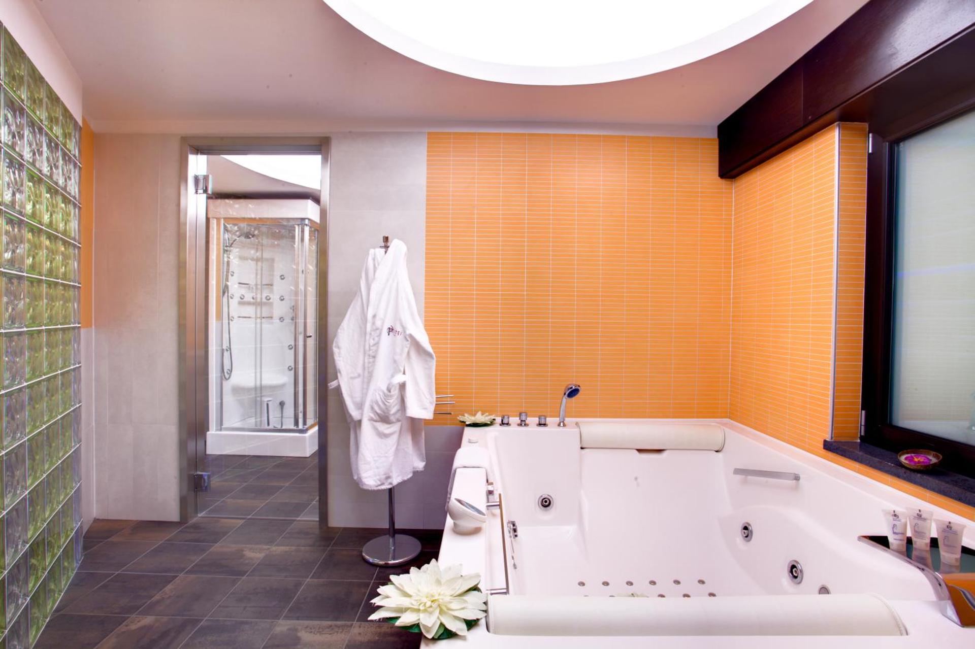 Queen Suite with Spa Bath