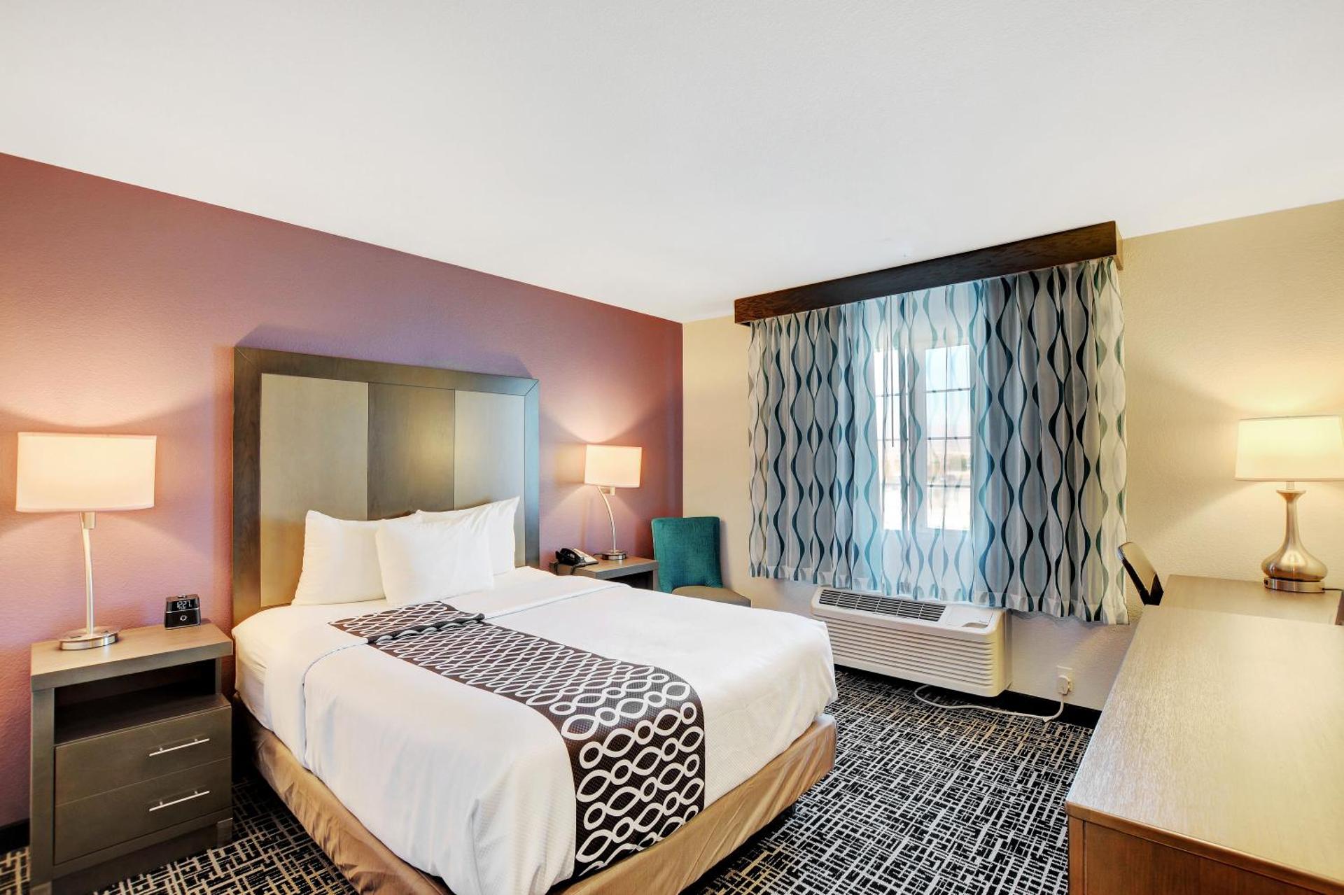 La Quinta Inn & Suites by Wyndham Las Vegas Nellis - Photo 31