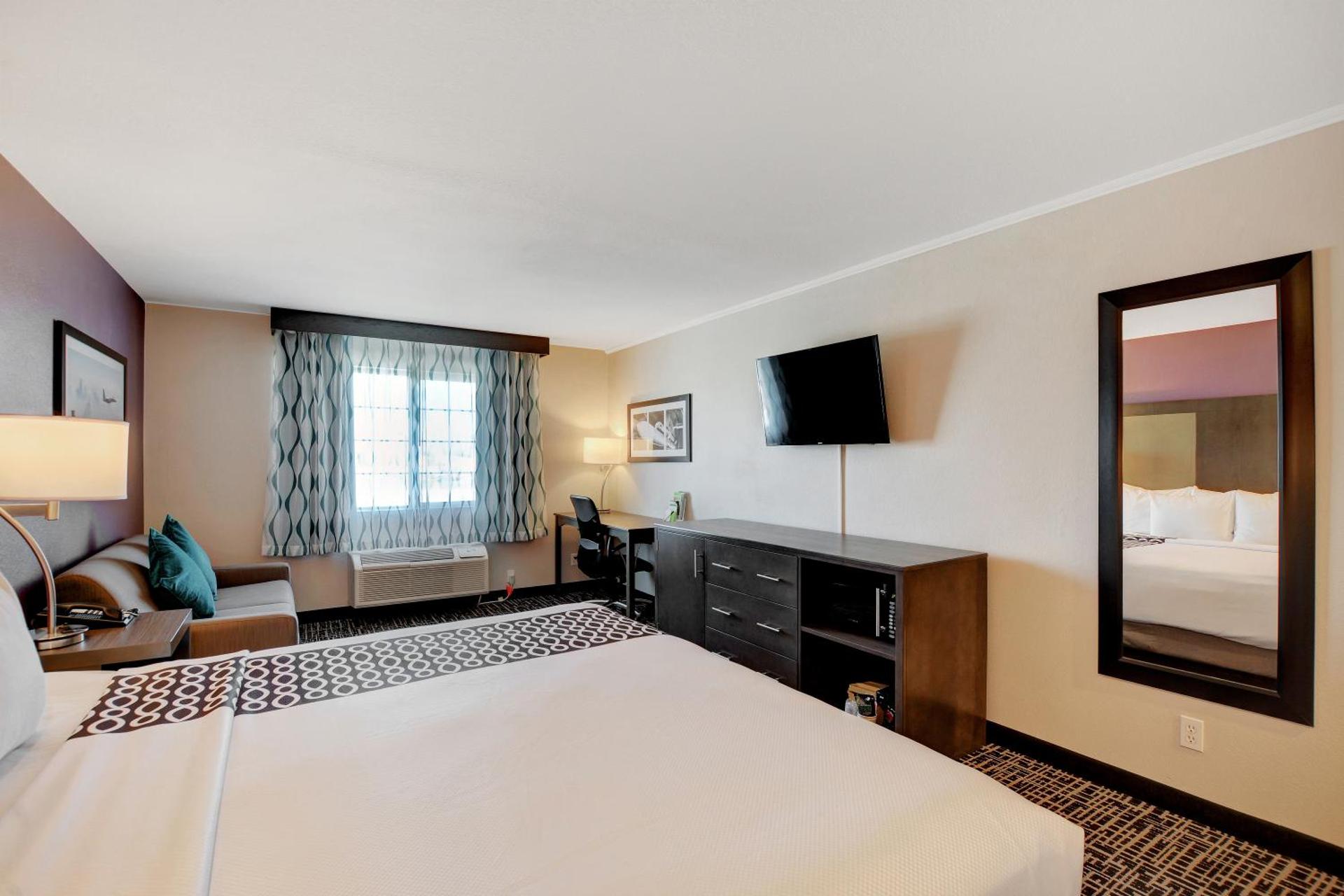 La Quinta Inn & Suites by Wyndham Las Vegas Nellis - Photo 2