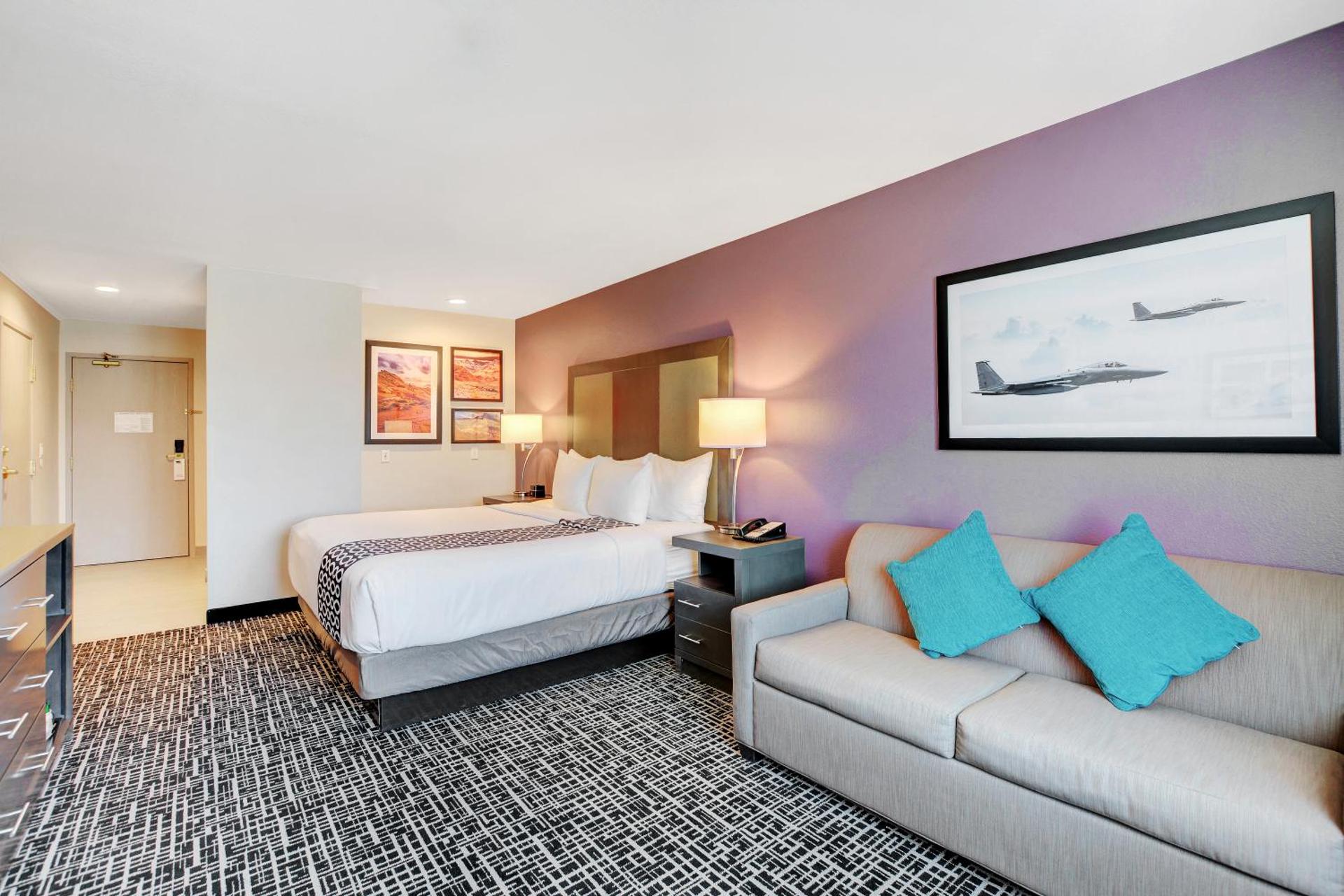 La Quinta Inn & Suites by Wyndham Las Vegas Nellis - Photo 60