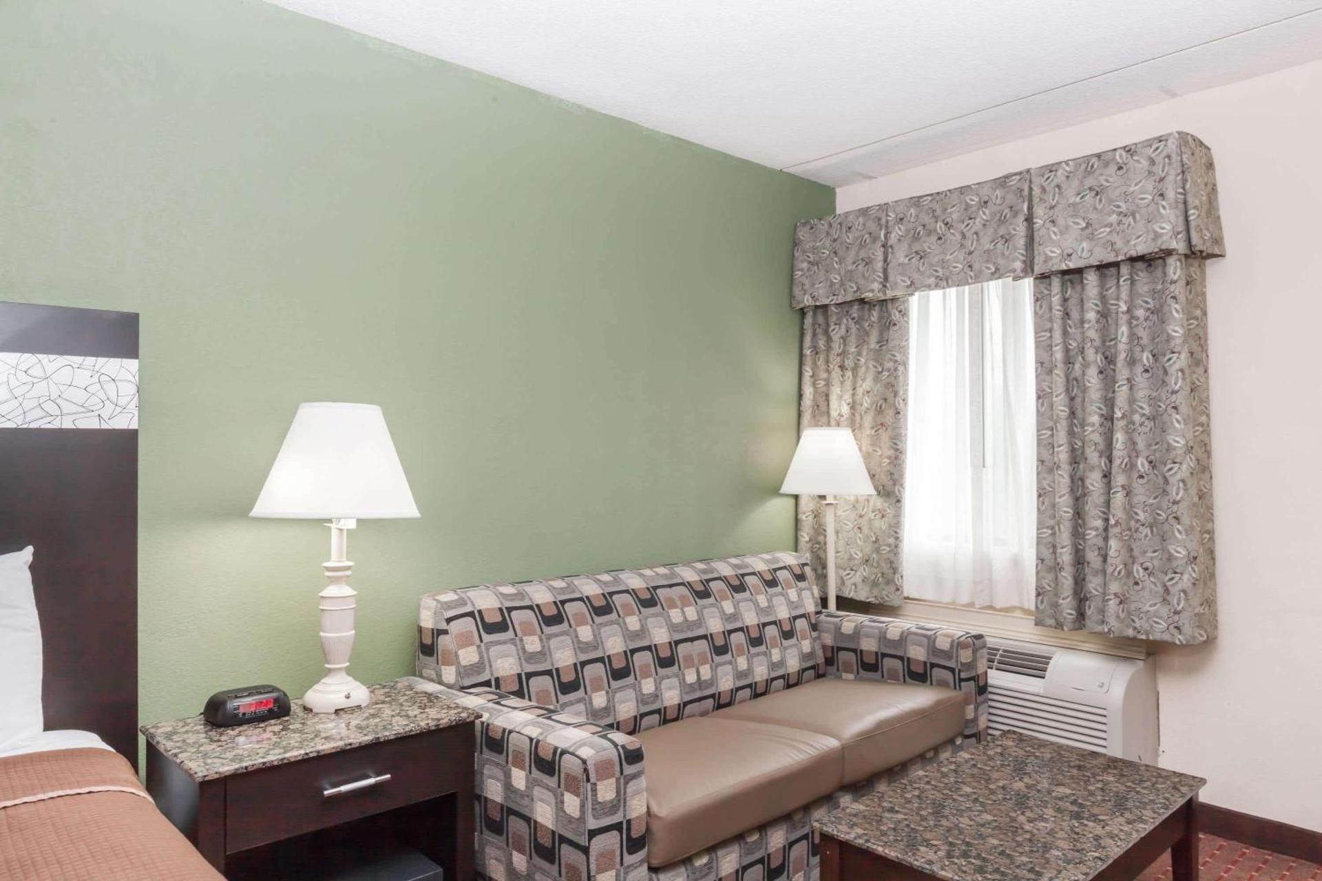Howard Johnson by Wyndham Newark Airport - Photo 5