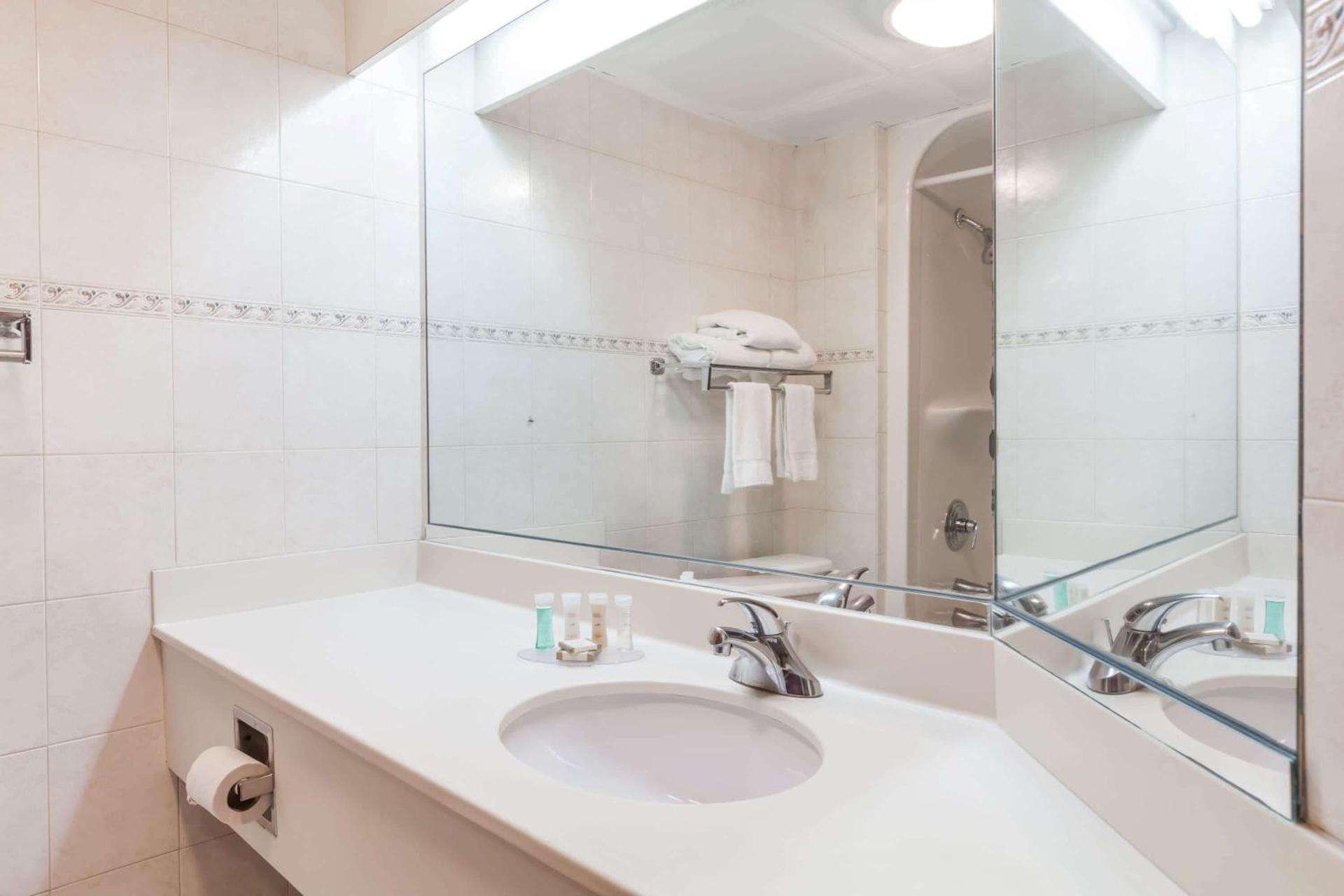 Howard Johnson by Wyndham Newark Airport - Photo 11