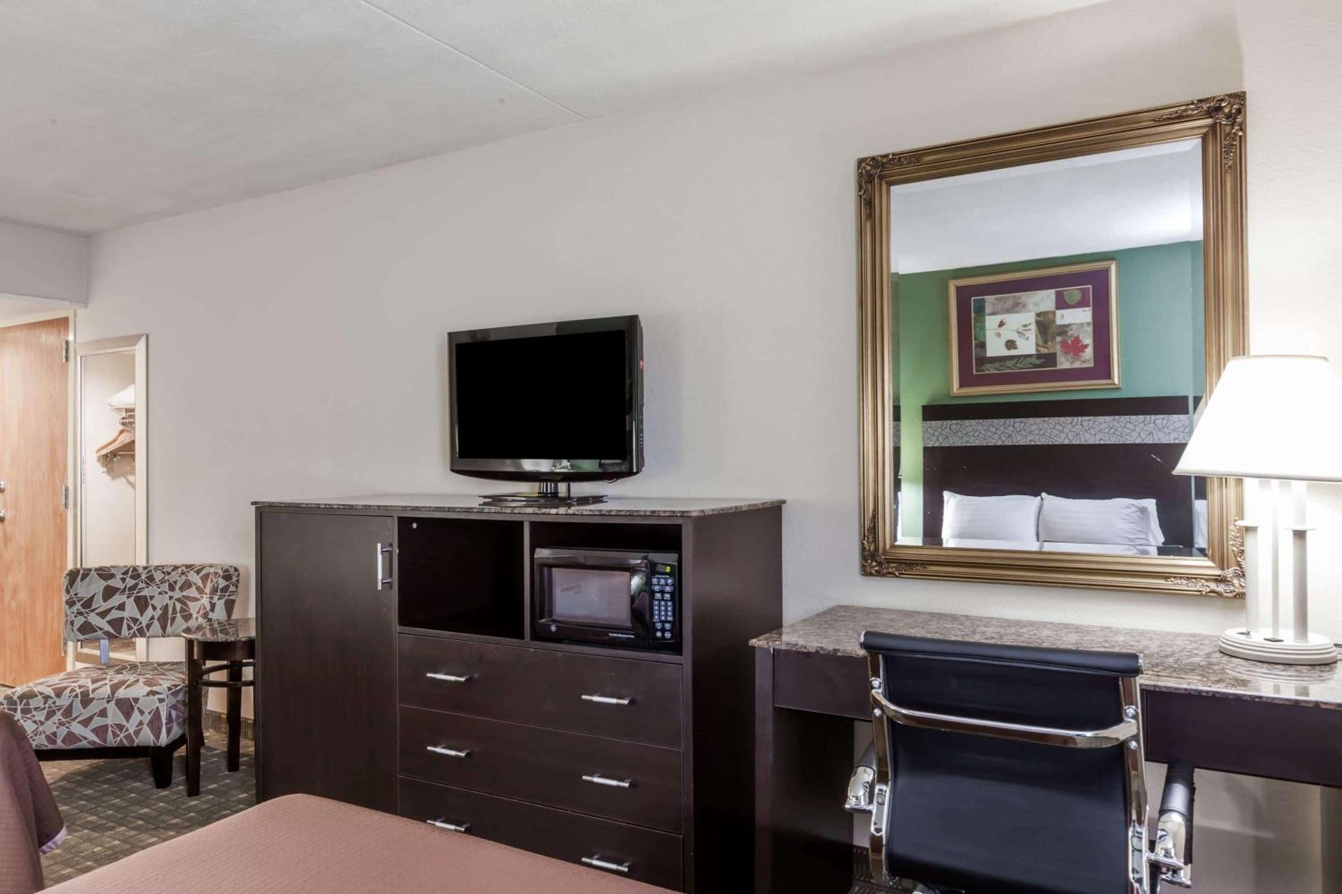 Howard Johnson by Wyndham Newark Airport - Photo 4