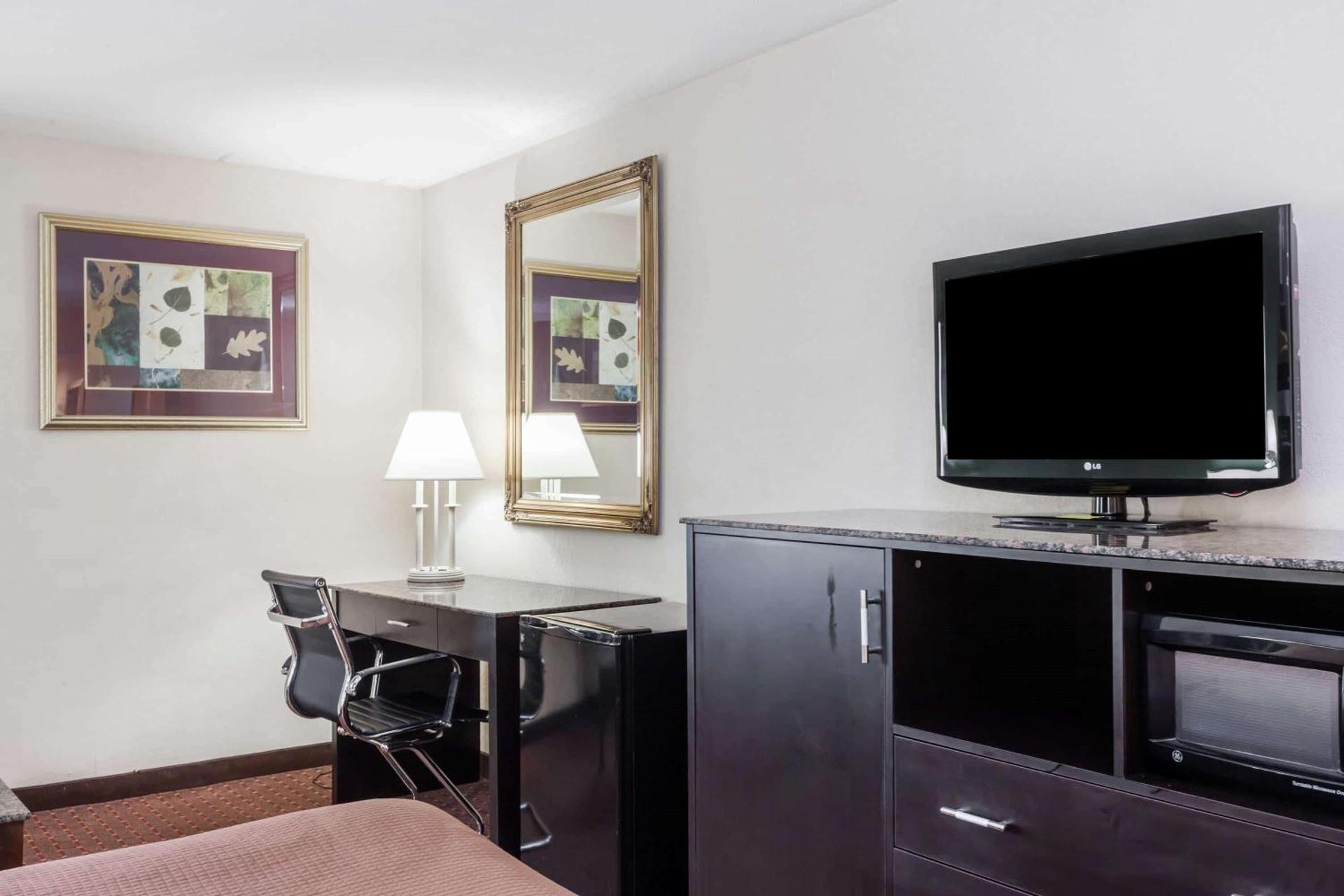 Howard Johnson by Wyndham Newark Airport - Photo 6