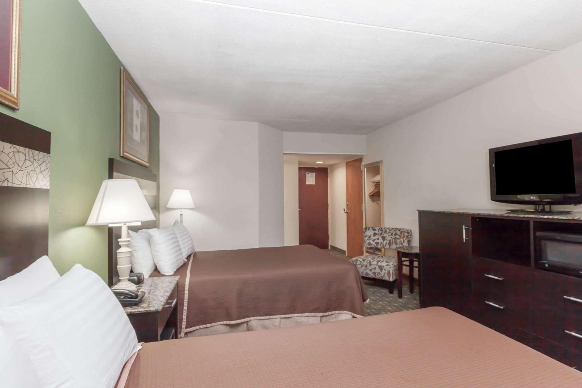 Howard Johnson by Wyndham Newark Airport - Photo 12