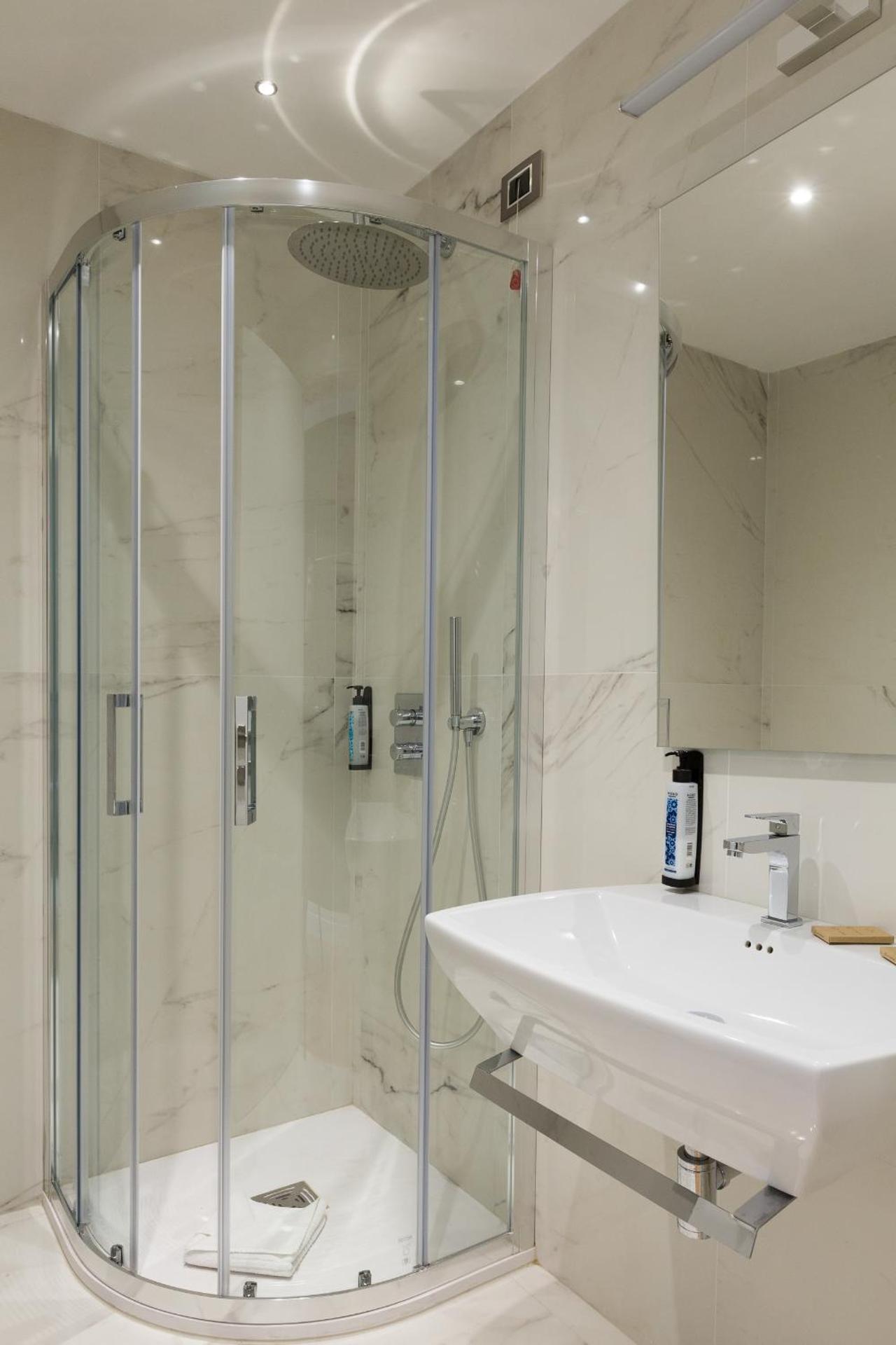 Floris Hotel - Photo 112