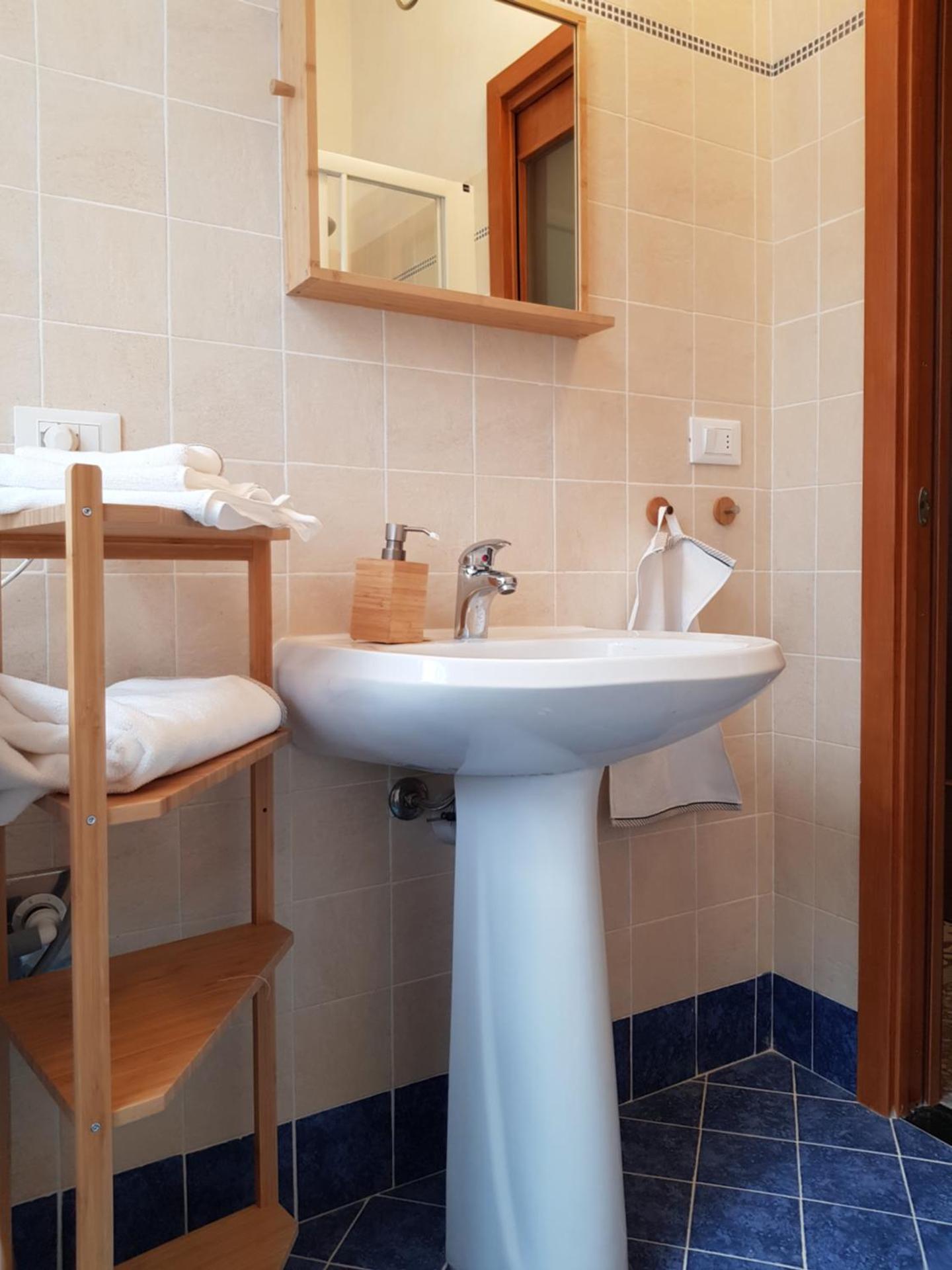 Medieval Pieve Essenza di Riviera - holiday home with garden, WiFi & parking - Photo 28