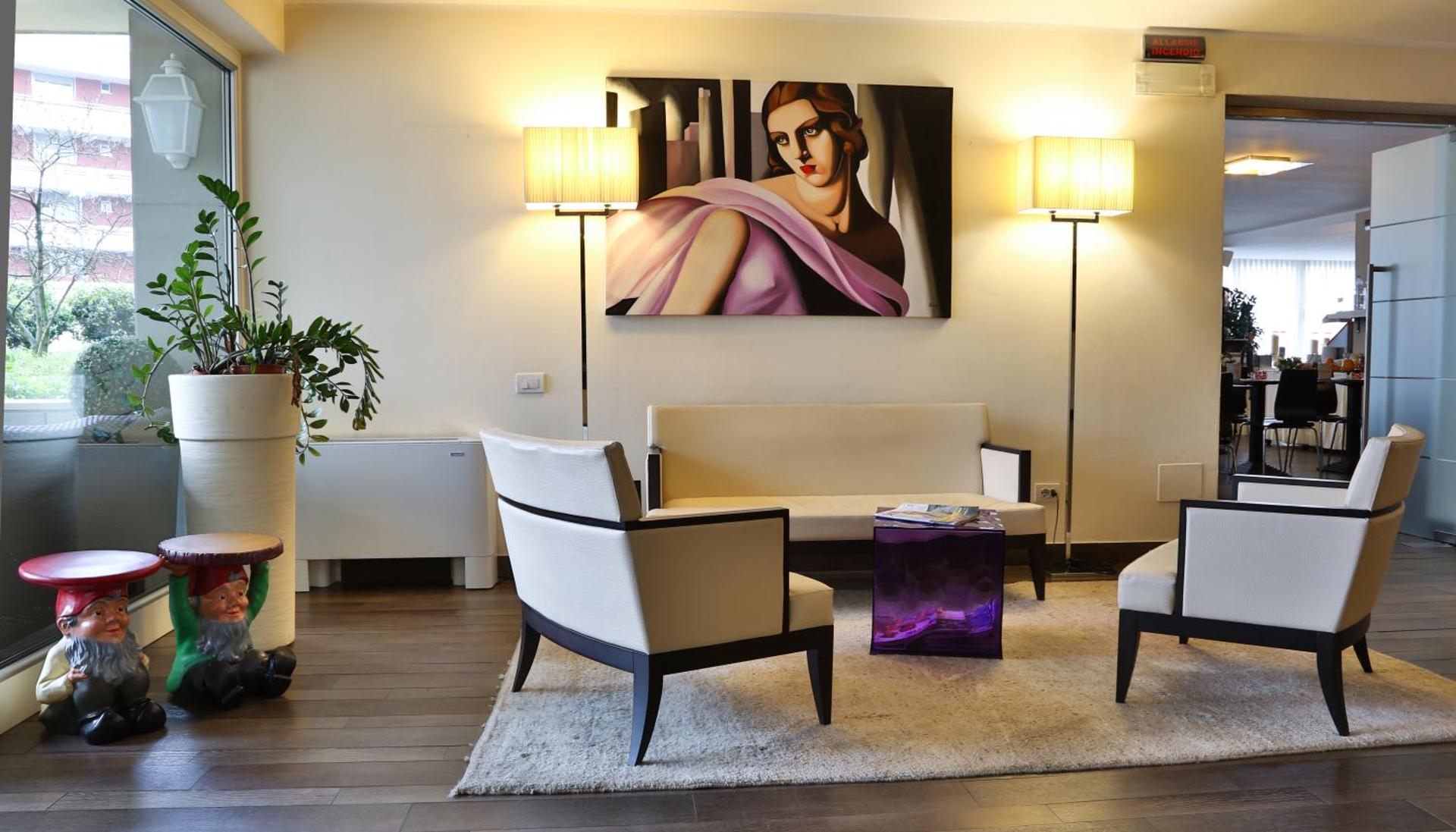 Regal Residence - Photo 3