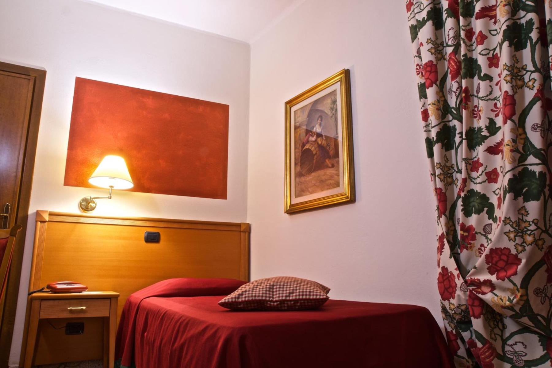 Hotel La Luna - Photo 10