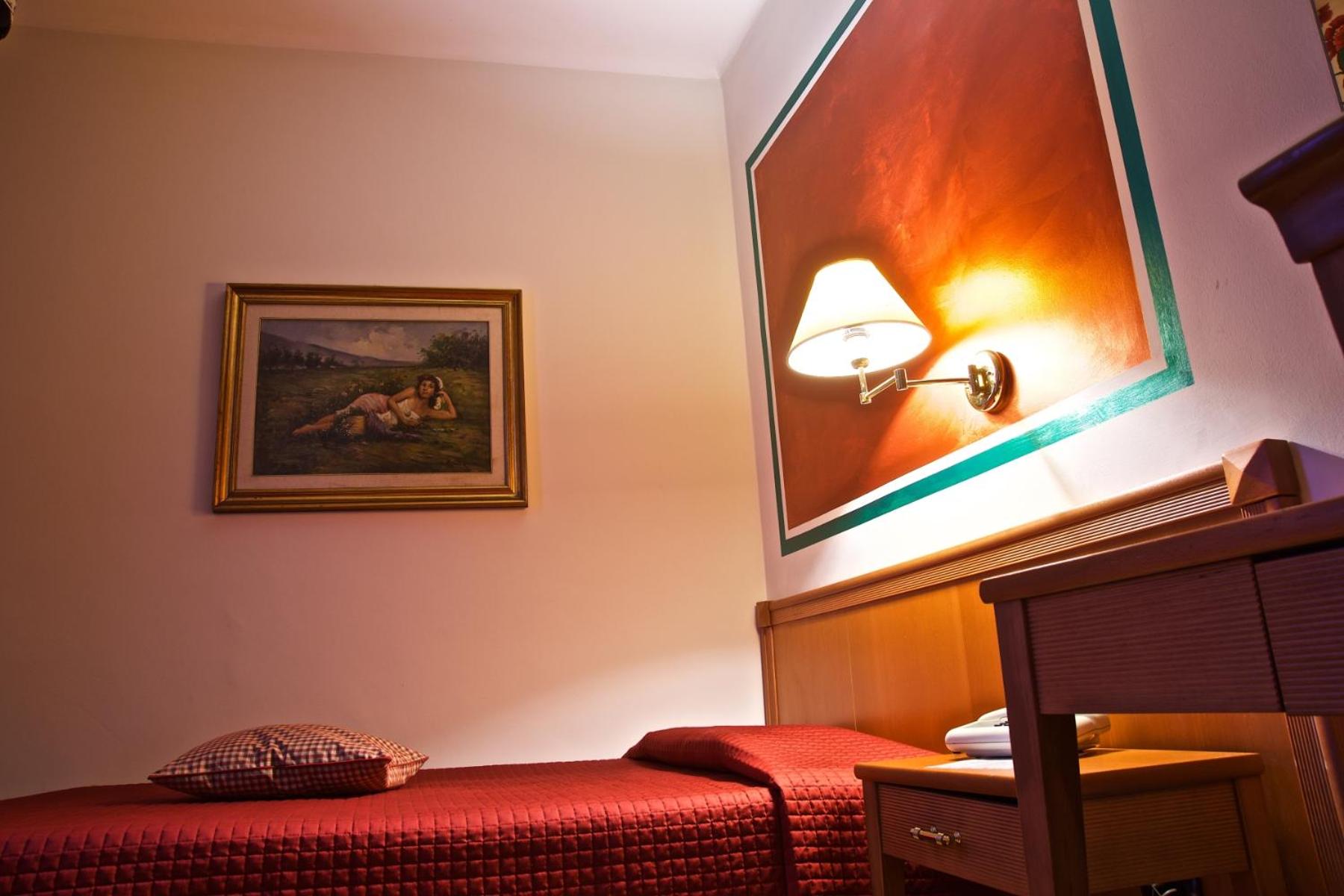 Hotel La Luna - Photo 12