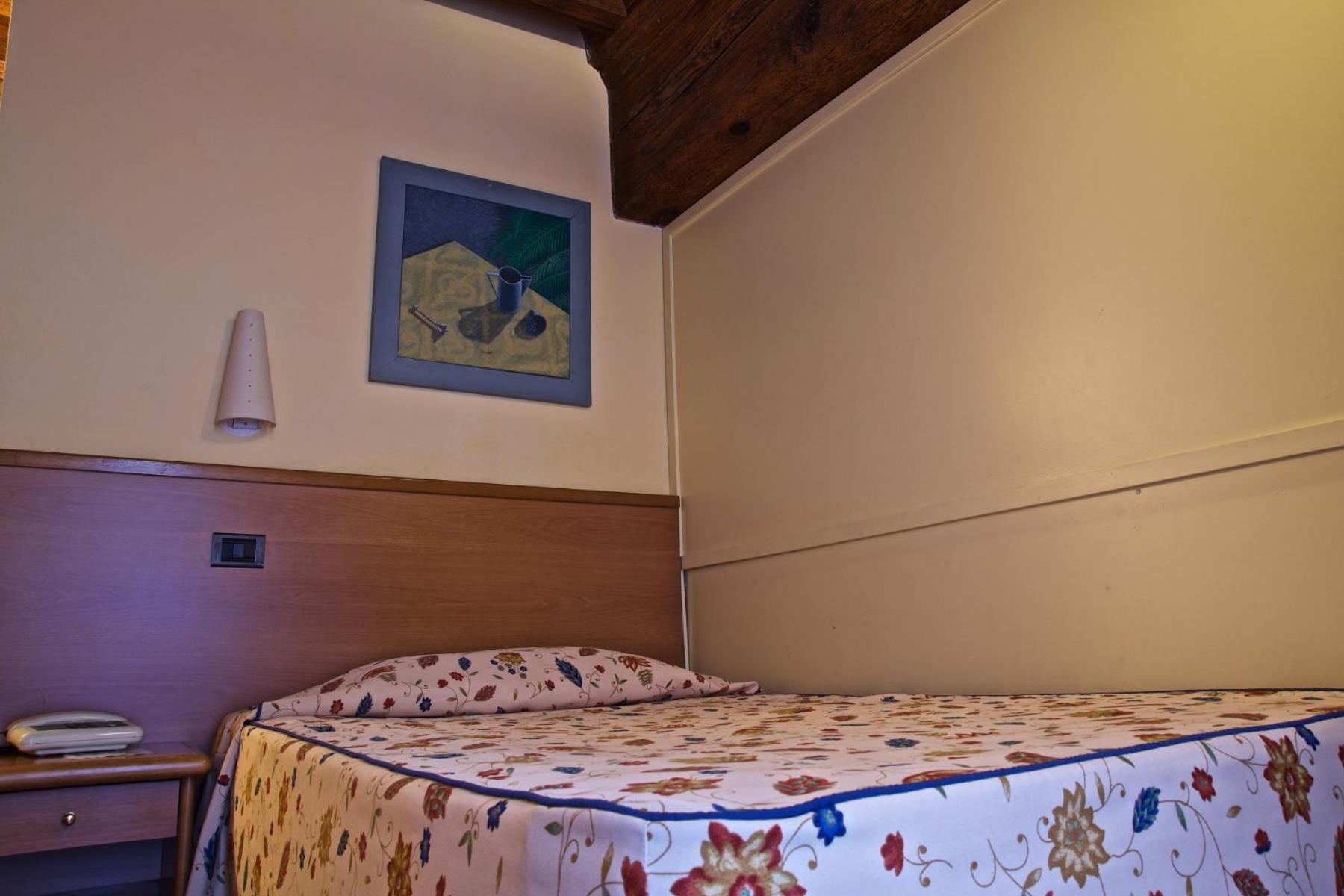 Hotel La Luna - Photo 13