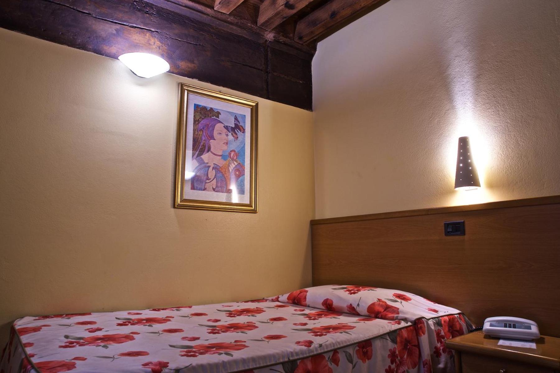 Hotel La Luna - Photo 16