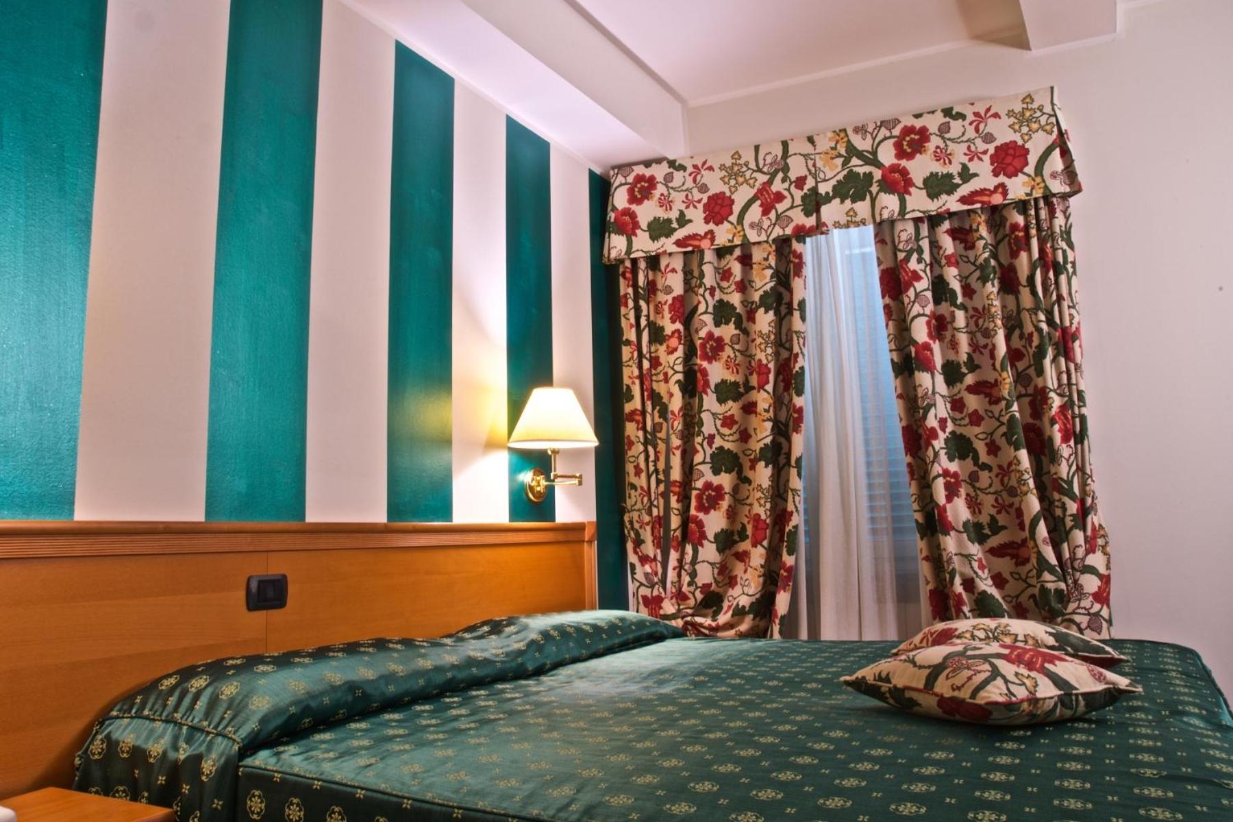 Hotel La Luna - Photo 26