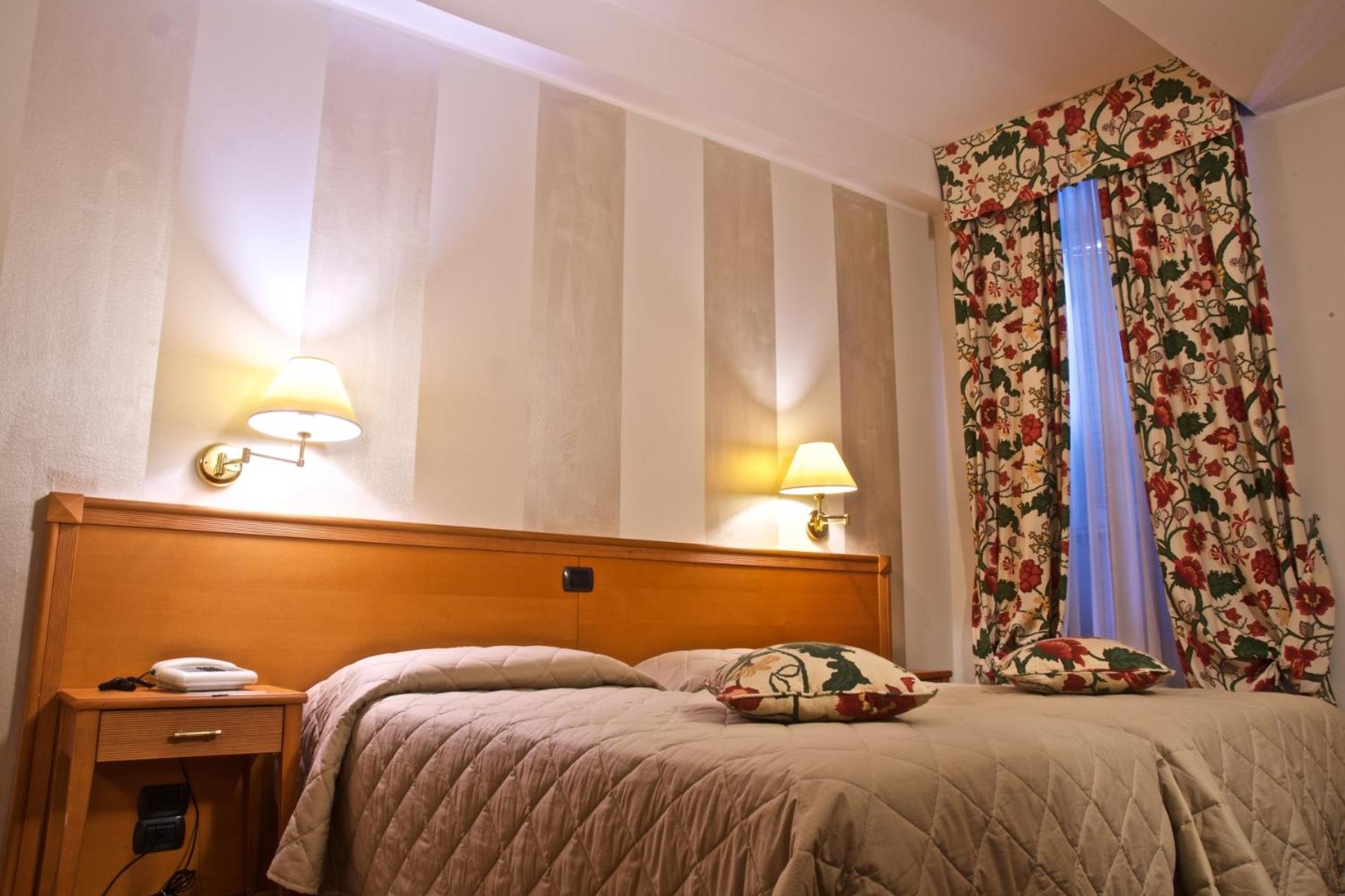 Hotel La Luna - Photo 32