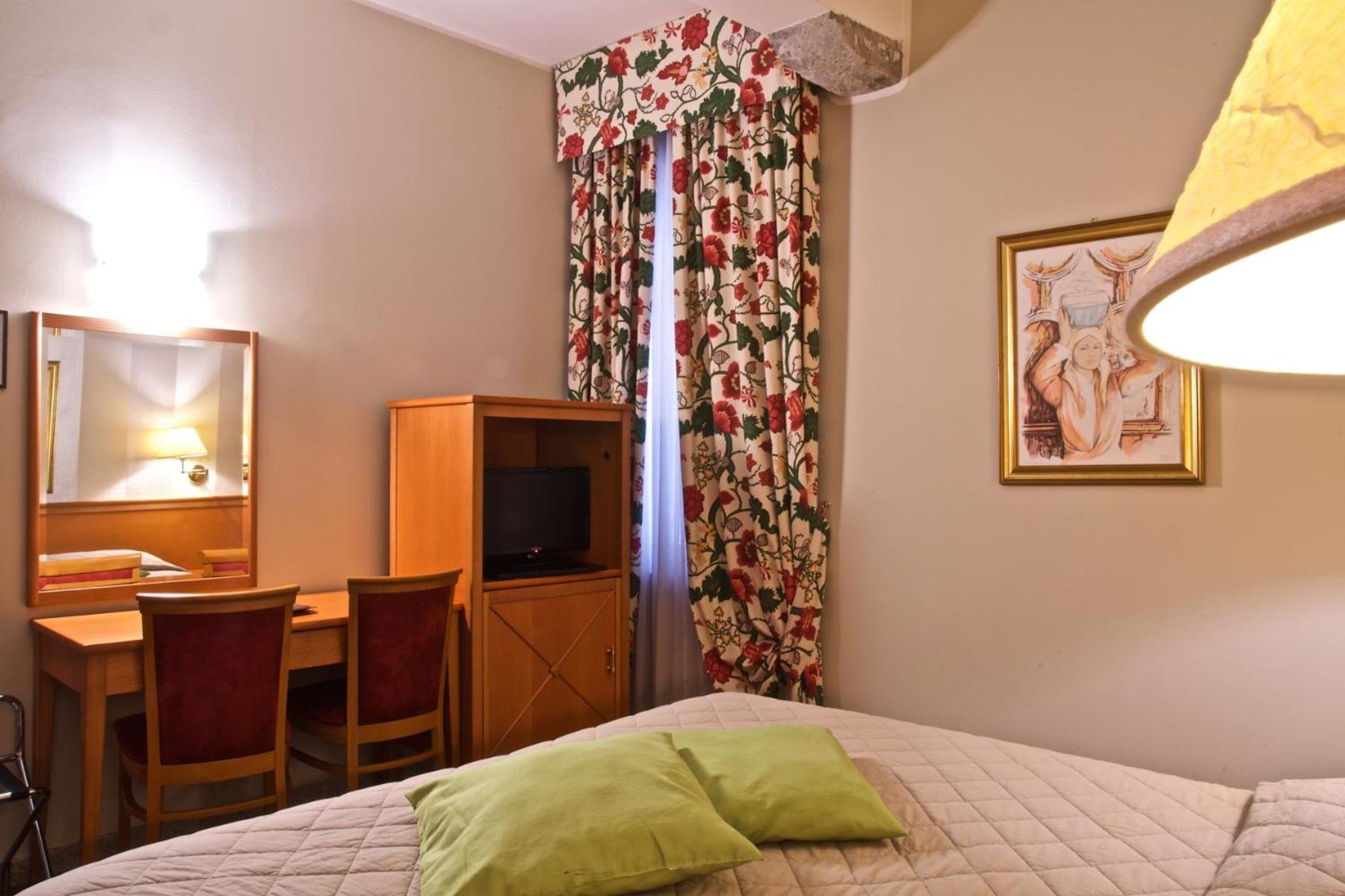 Hotel La Luna - Photo 33