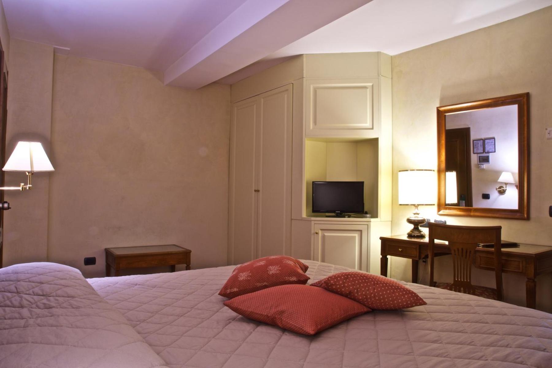 Hotel La Luna - Photo 40