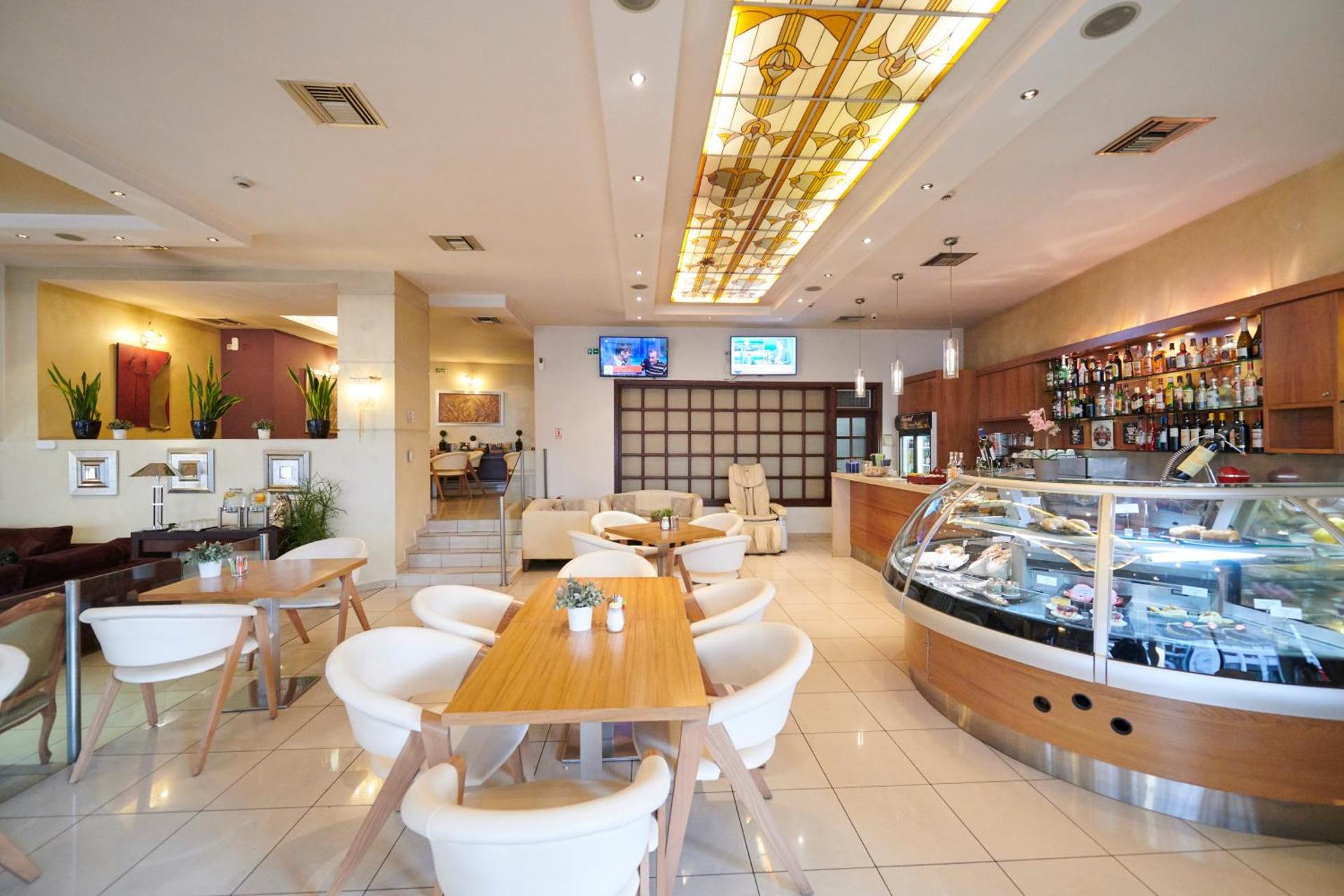 Crystal City Hotel - Photo 31