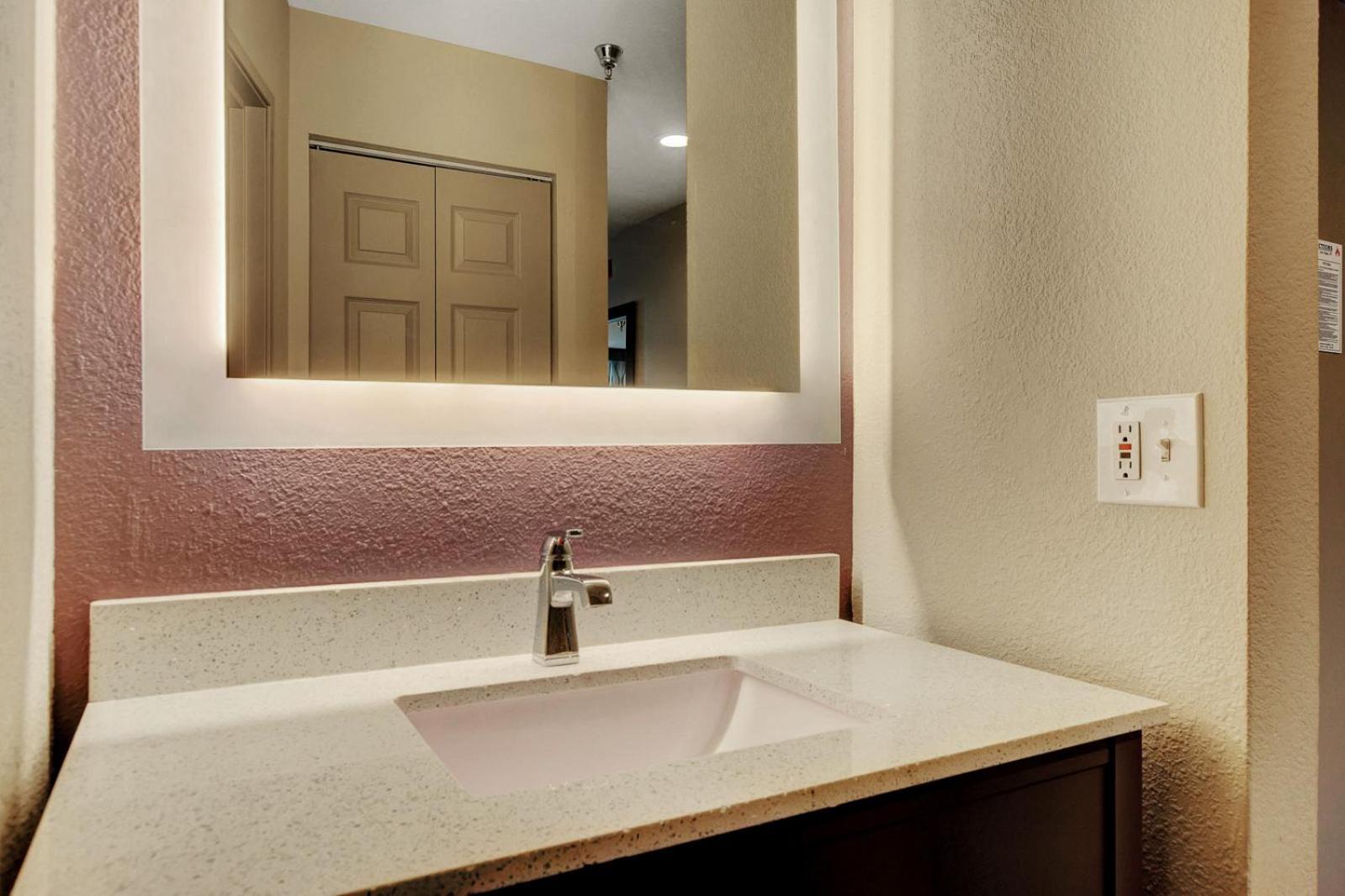 La Quinta Inn & Suites by Wyndham Las Vegas Nellis - Photo 26