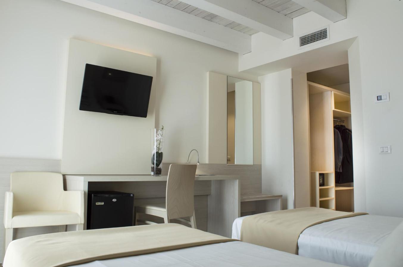 Hotel Alexander - Photo 31