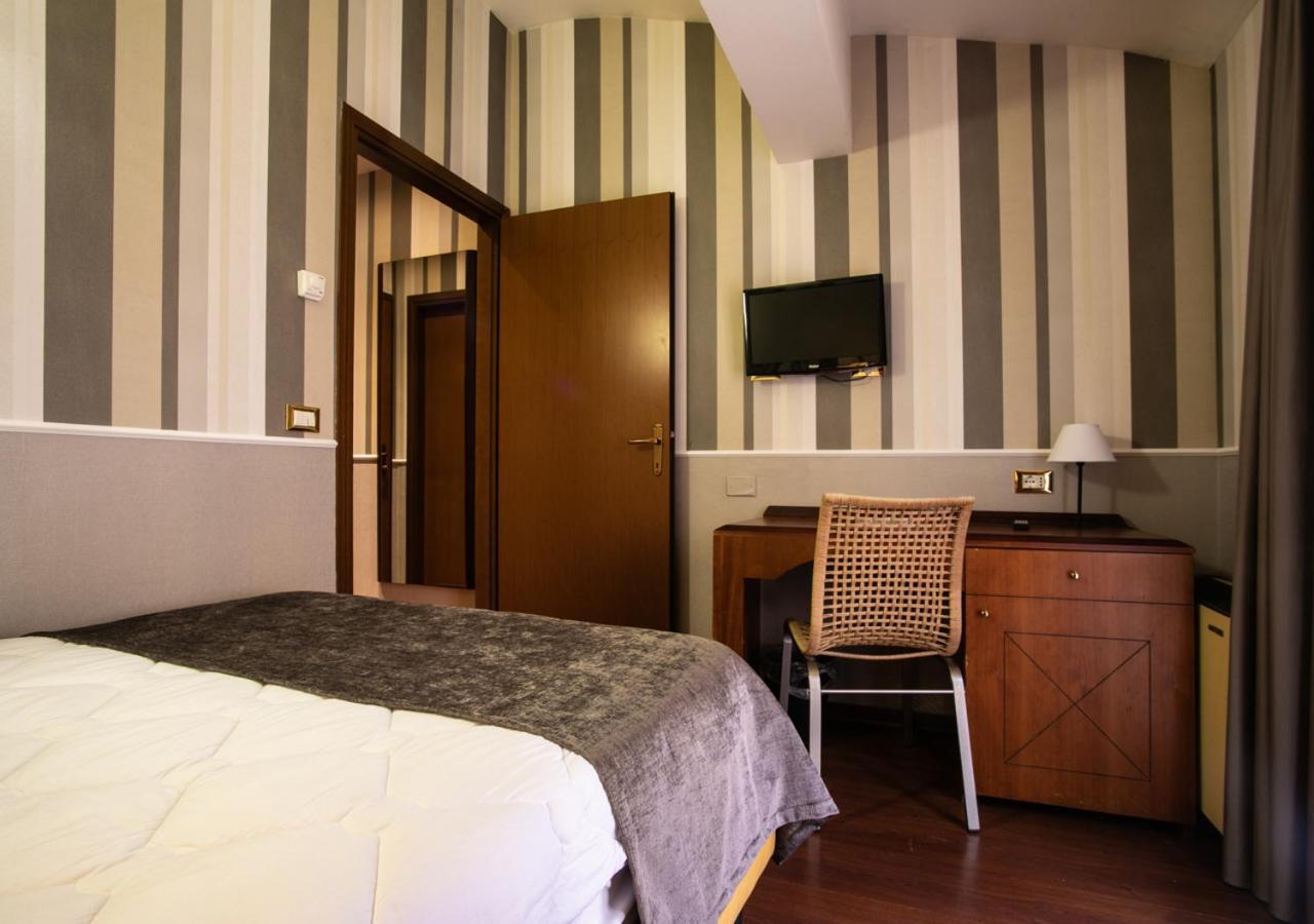 Hotel Astoria - Photo 13