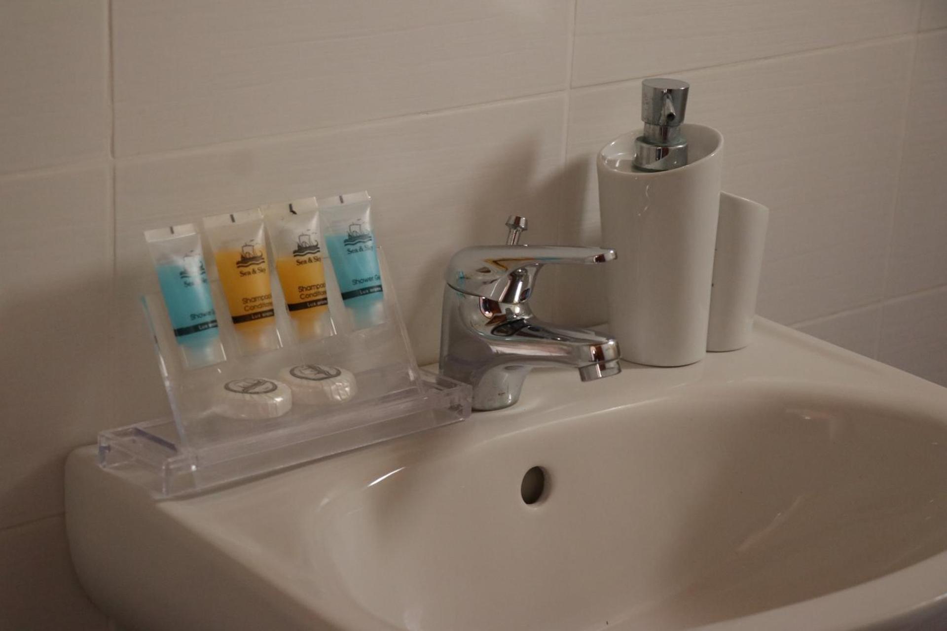 Grace Hotel & Studios - Photo 28