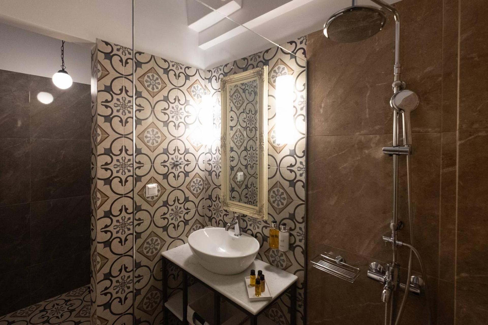 ATHENIAN YARD SUITES - Photo 19