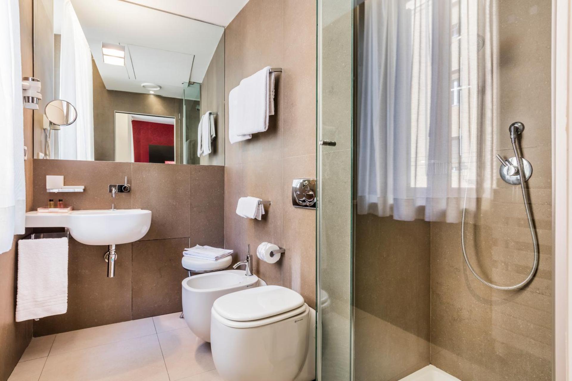 Savoy Hotel - Photo 41