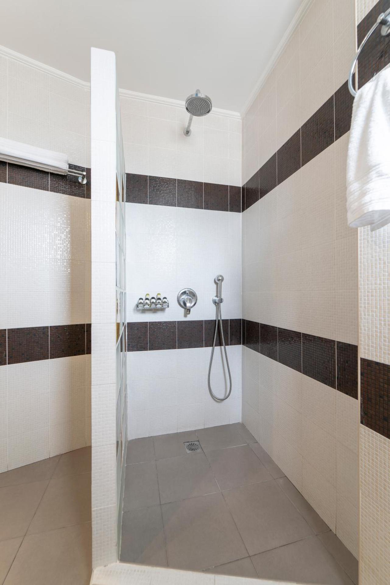 Santorini Suite with Outdoor Hot Tub