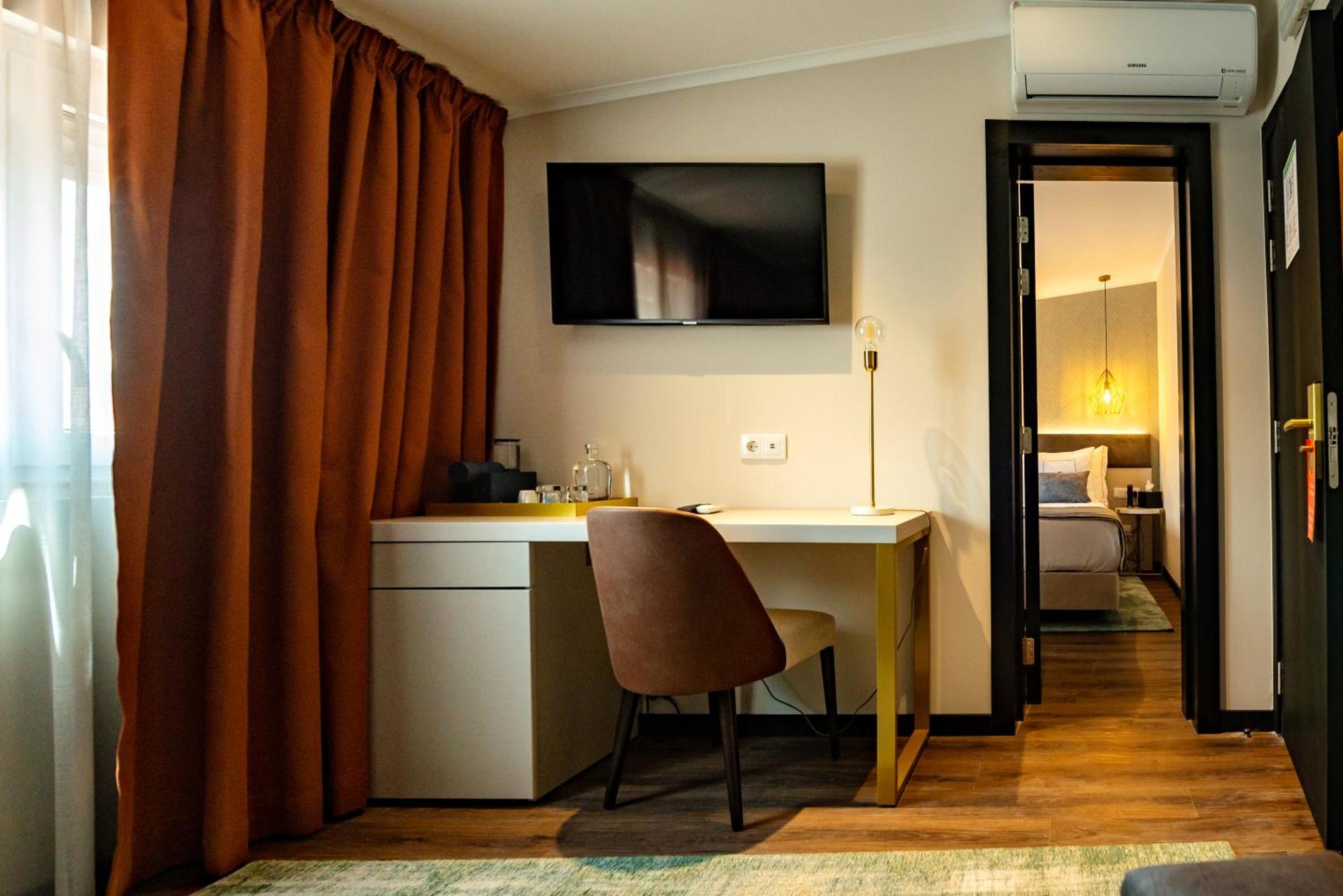 Deluxe Room (2 Adults + 1 Child)