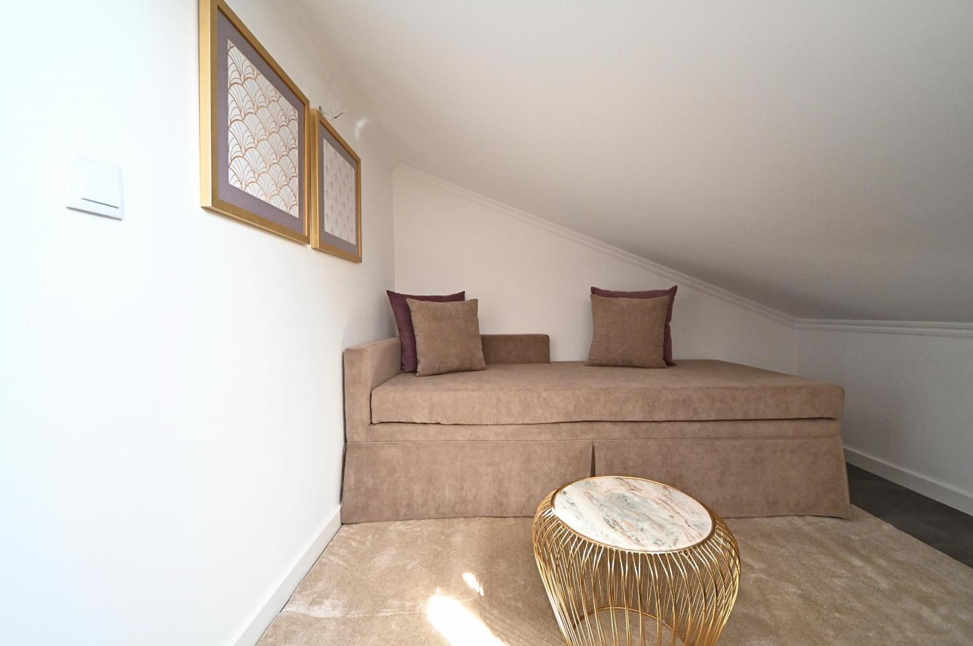 Famous Crows Lisbon Suites - Photo 68