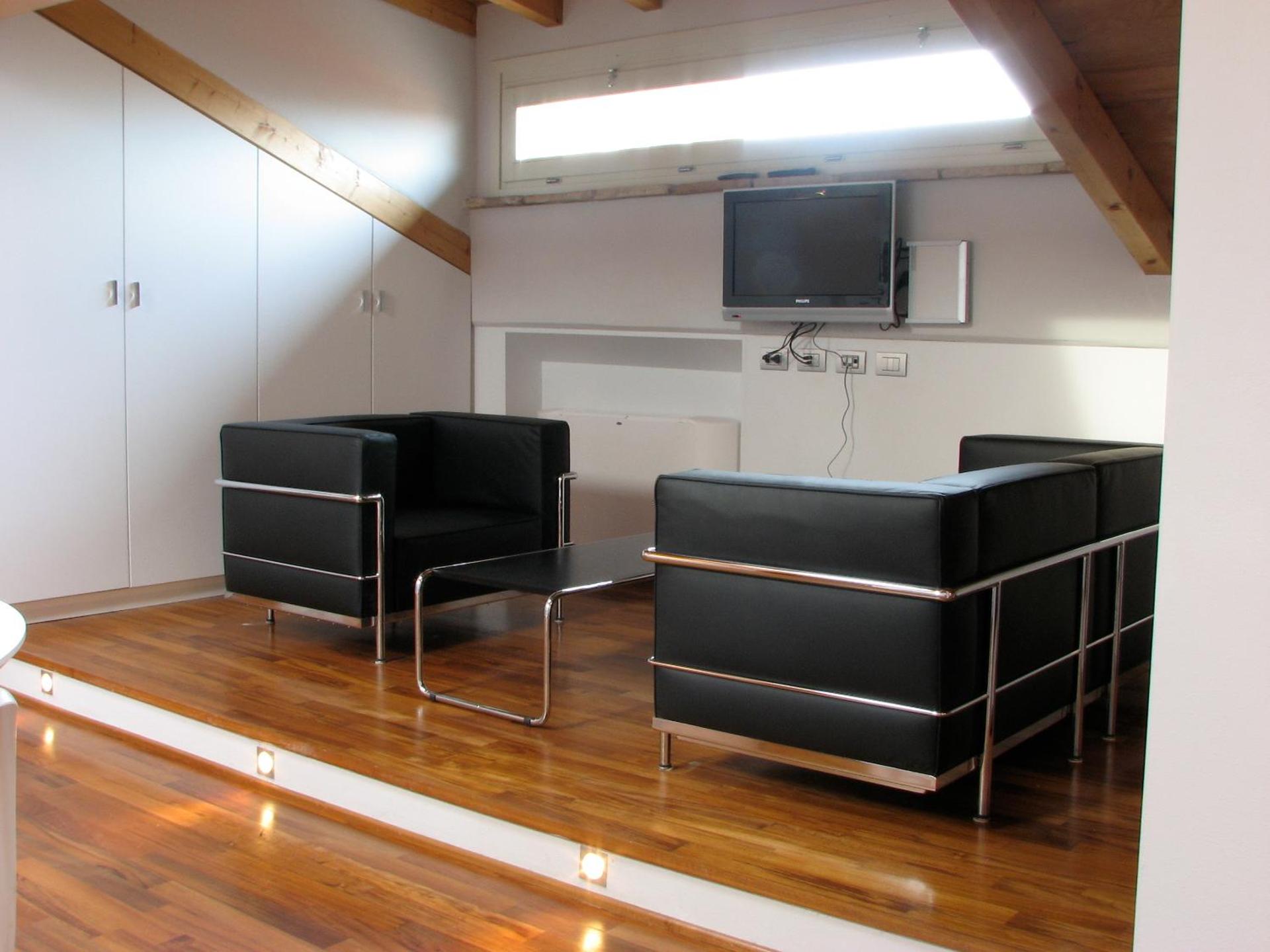 Parizzi Suites&Studio Restaurant - Photo 9