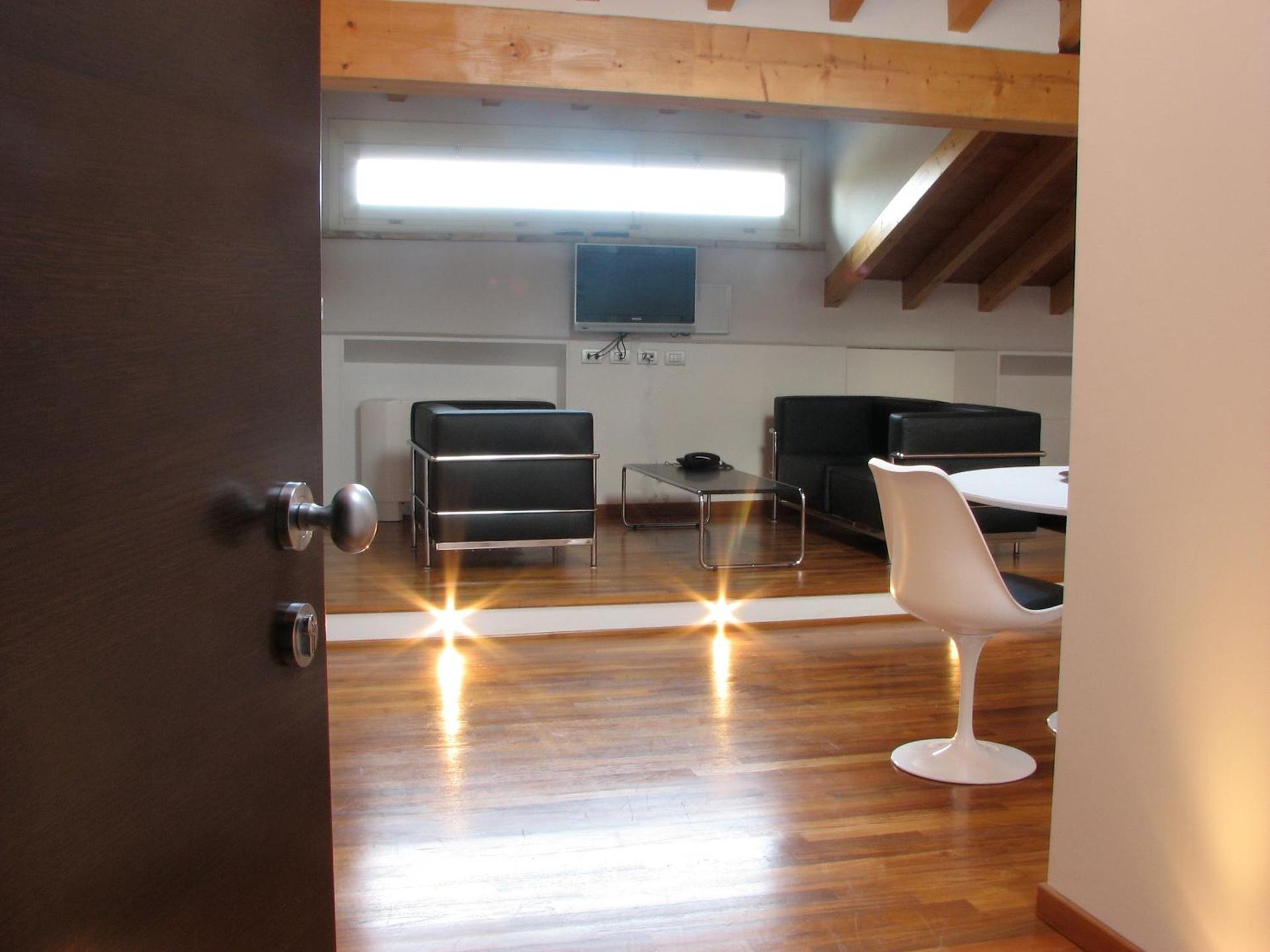 Parizzi Suites&Studio Restaurant - Photo 6