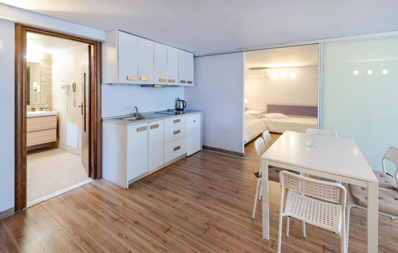 Triton Boutique Hotel - Photo 43