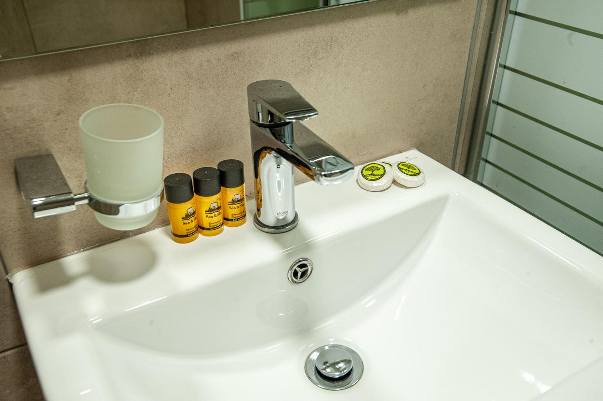 Argo Hotel Piraeus - Photo 17