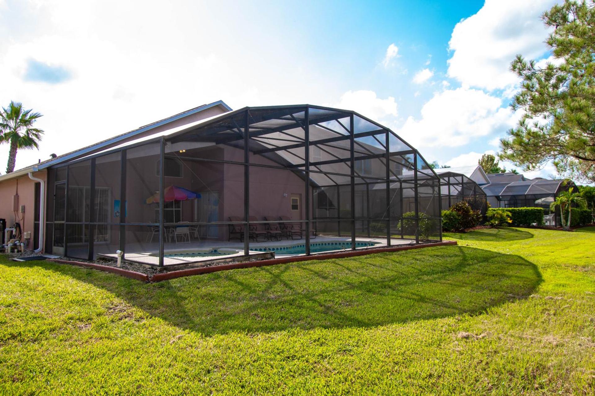  Four-Bedroom House with Private Pool - Photo 2