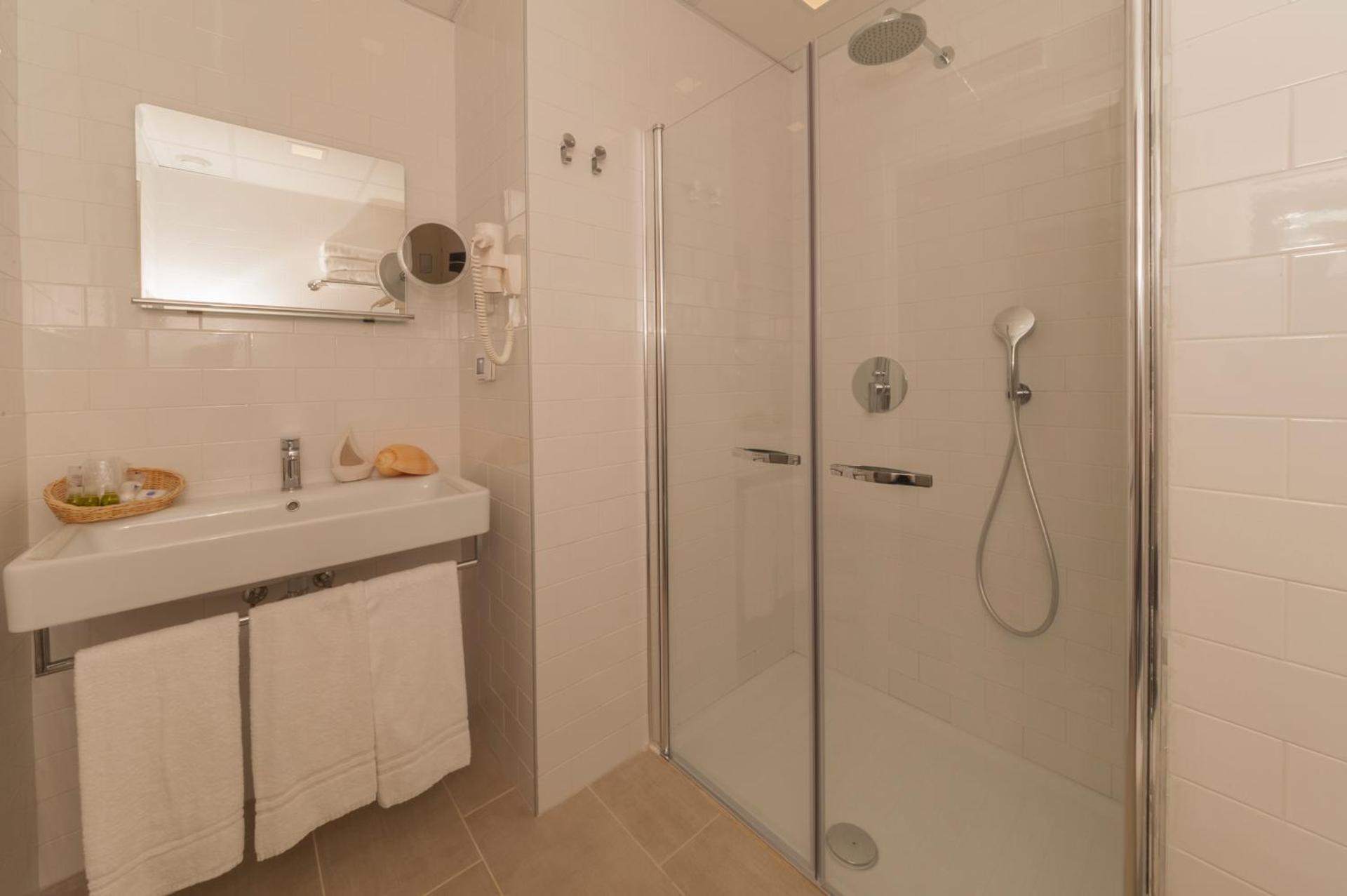 Summit Hotel - Photo 36