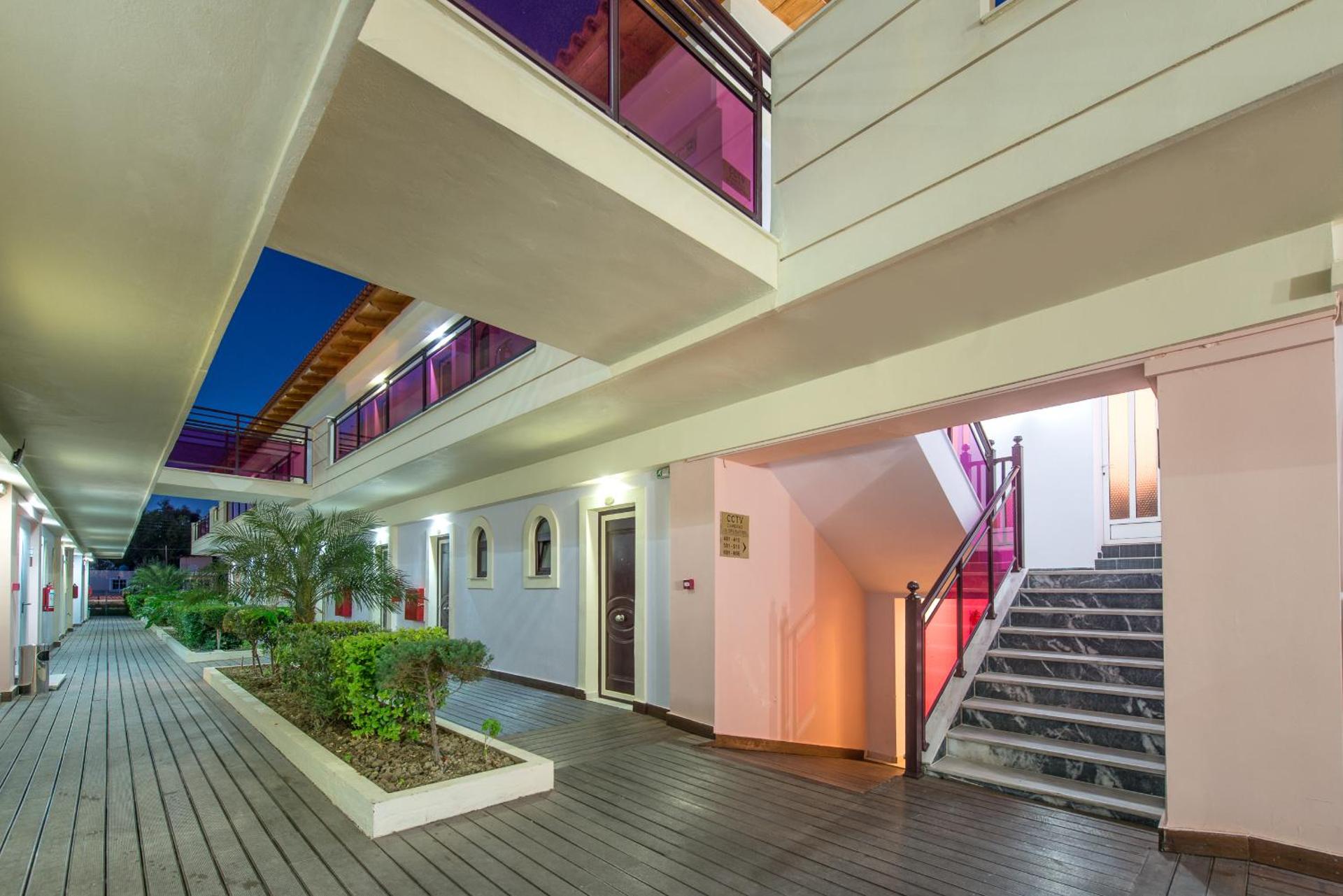 Canadian Hotel - Photo 36